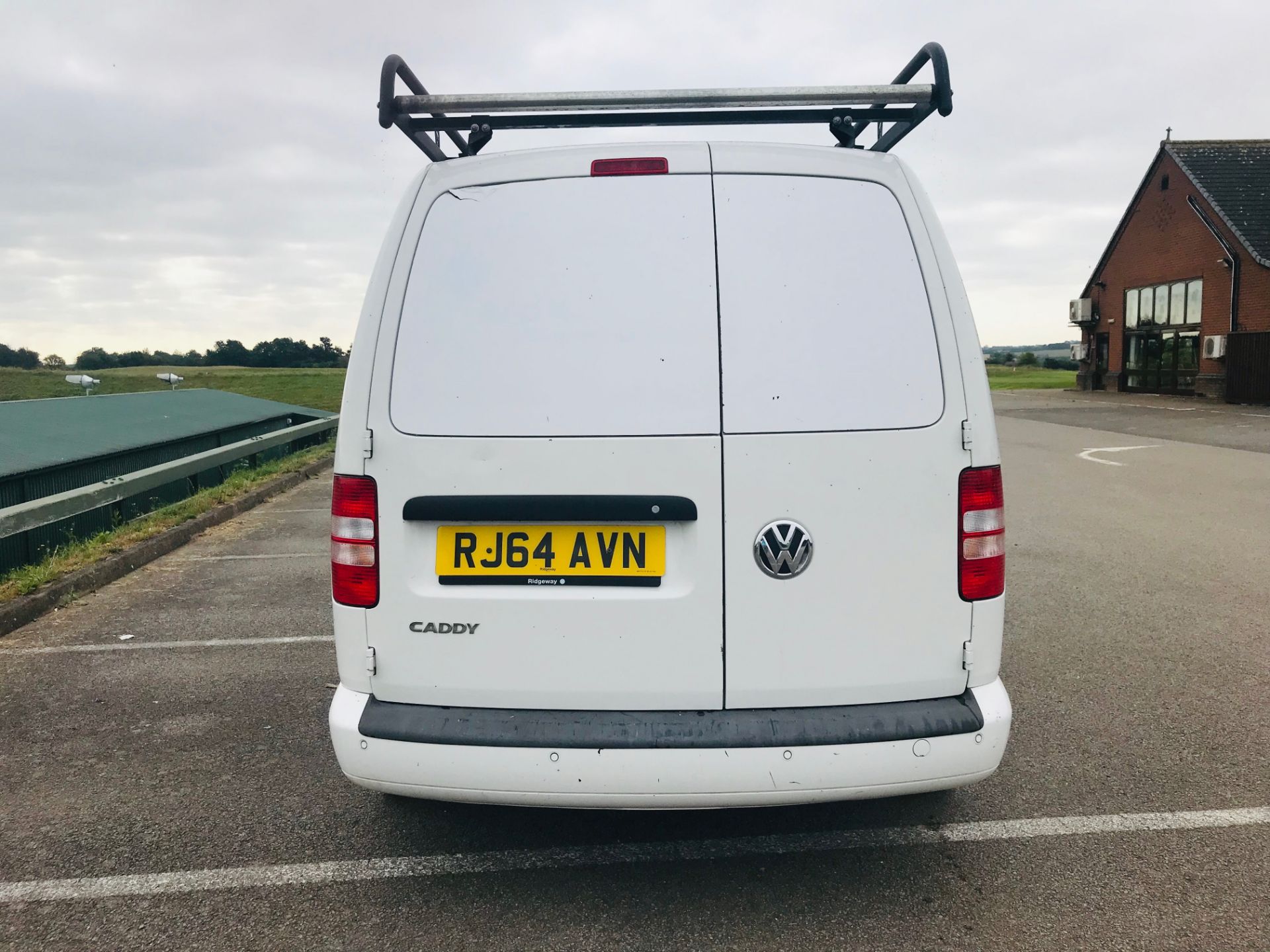 ON SALE VOLKSWAGEN CADDY 1.6TDI "DSG AUTO" LWB MAXI - HIGHLINE MODEL - 2015 REG - SAT NAV -= AIR CON - Image 5 of 17