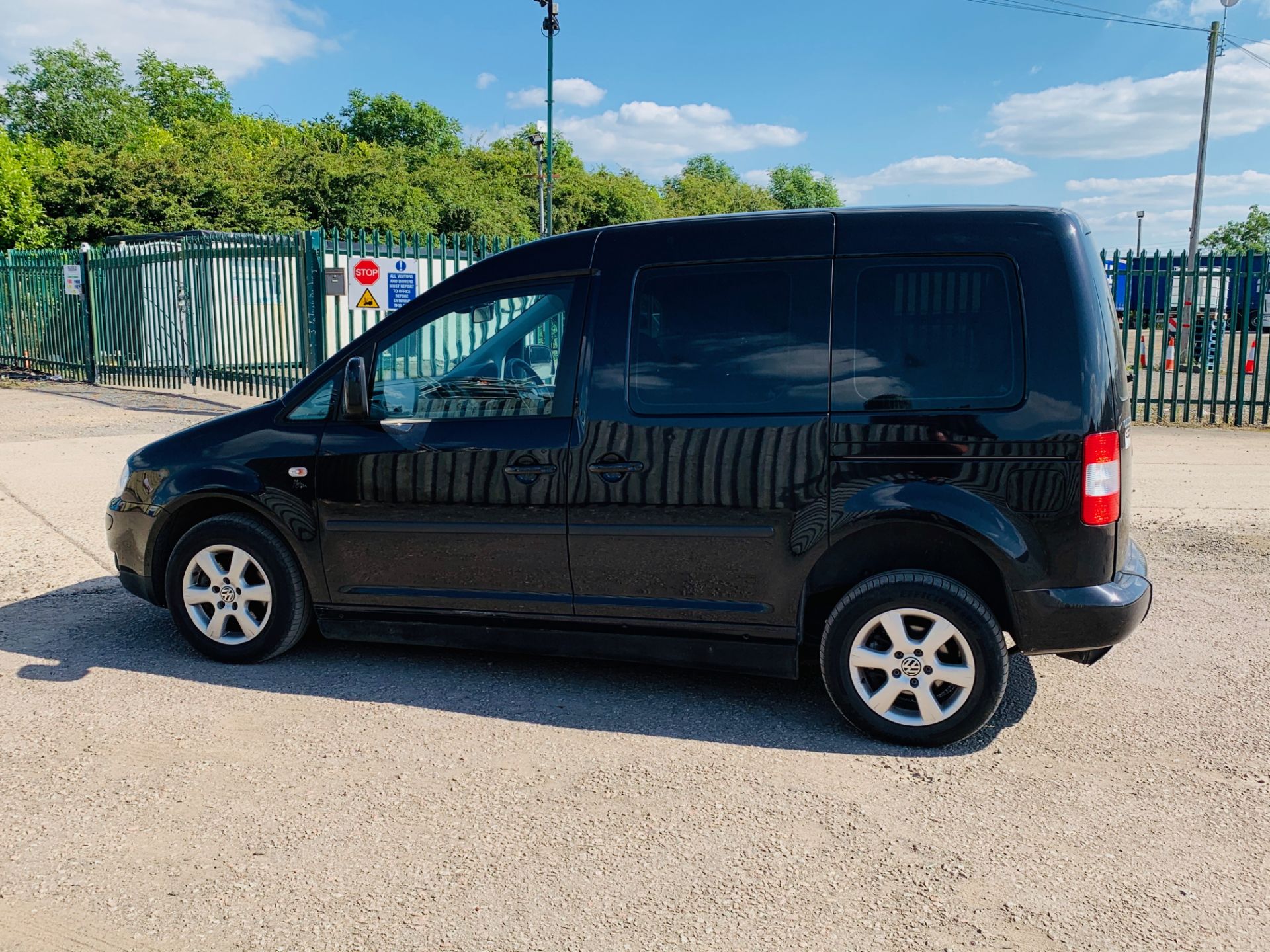 VOLKSWAGEN CADDY 1.9TDI "LIFE" DSG AUTO - WHEELCHAIR / DISABLED DRIVER VEHICLE -1 KEEPER - 42K MILES - Image 7 of 20