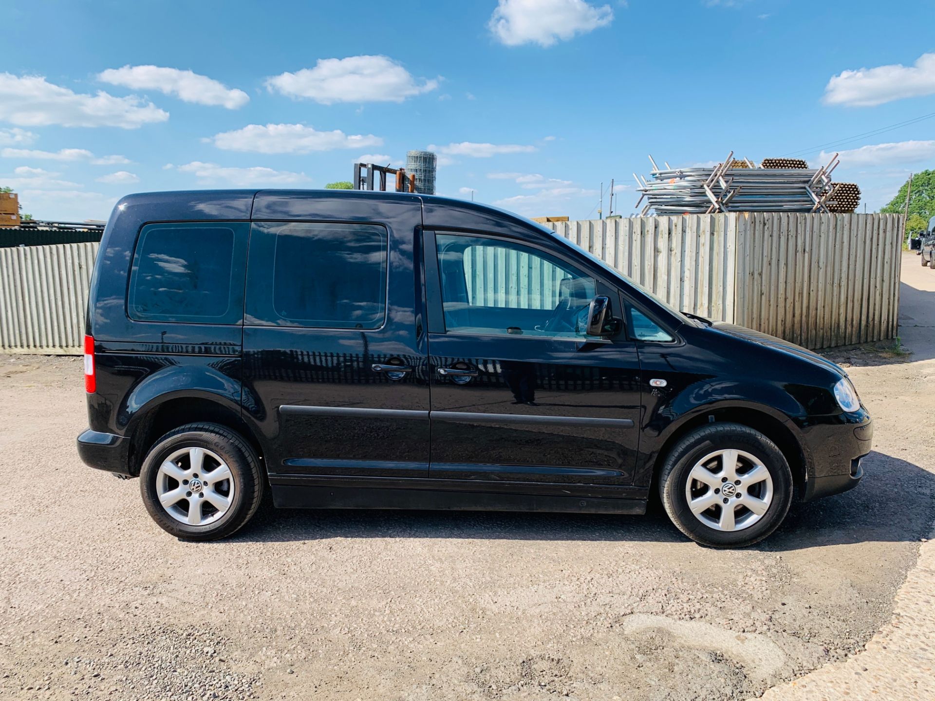 VOLKSWAGEN CADDY 1.9TDI "LIFE" DSG AUTO - WHEELCHAIR / DISABLED DRIVER VEHICLE -1 KEEPER - 42K MILES - Image 5 of 20
