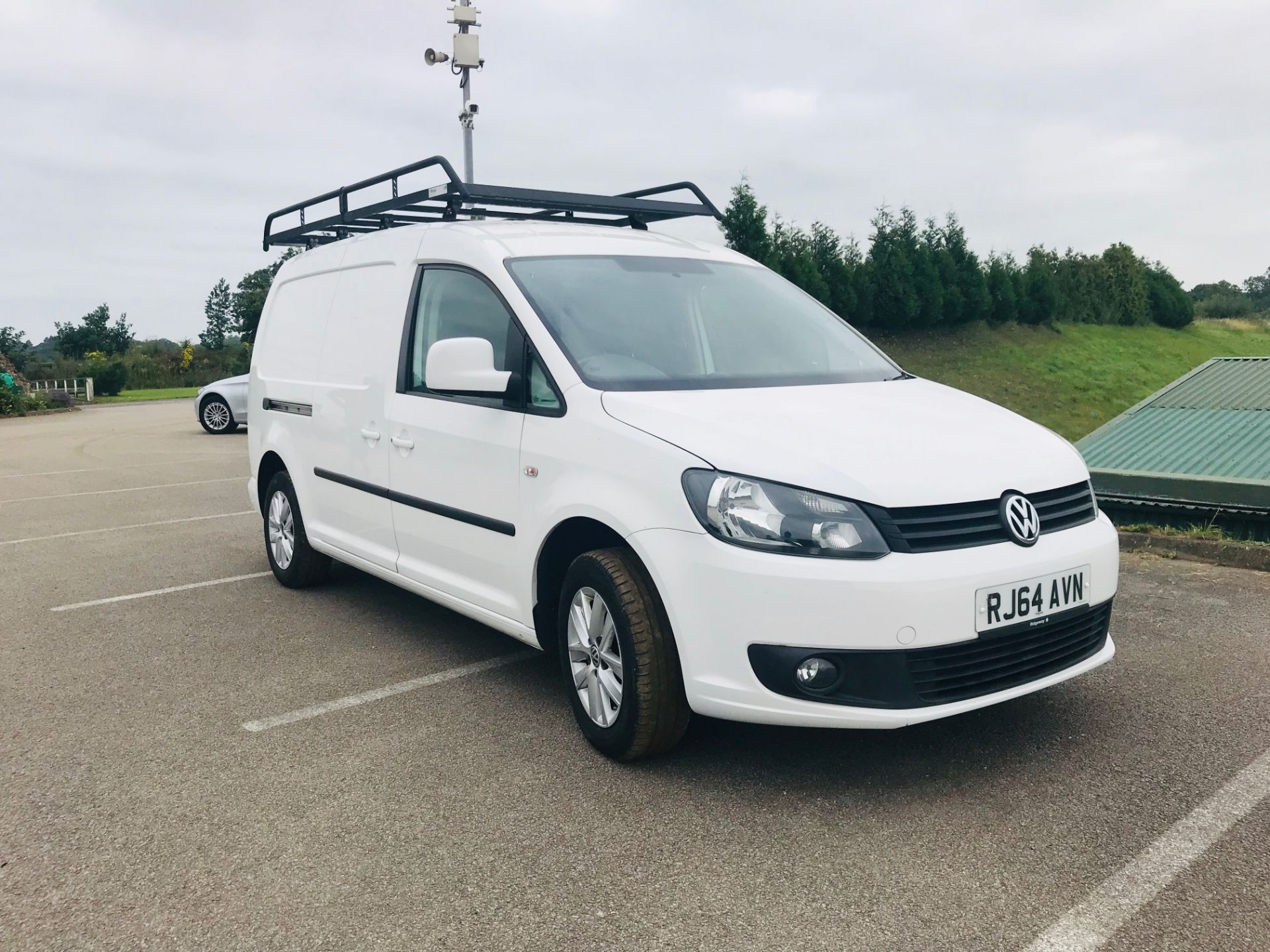 ON SALE VOLKSWAGEN CADDY 1.6TDI "DSG AUTO" LWB MAXI - HIGHLINE MODEL - 2015 REG - SAT NAV -= AIR CON - Image 2 of 17