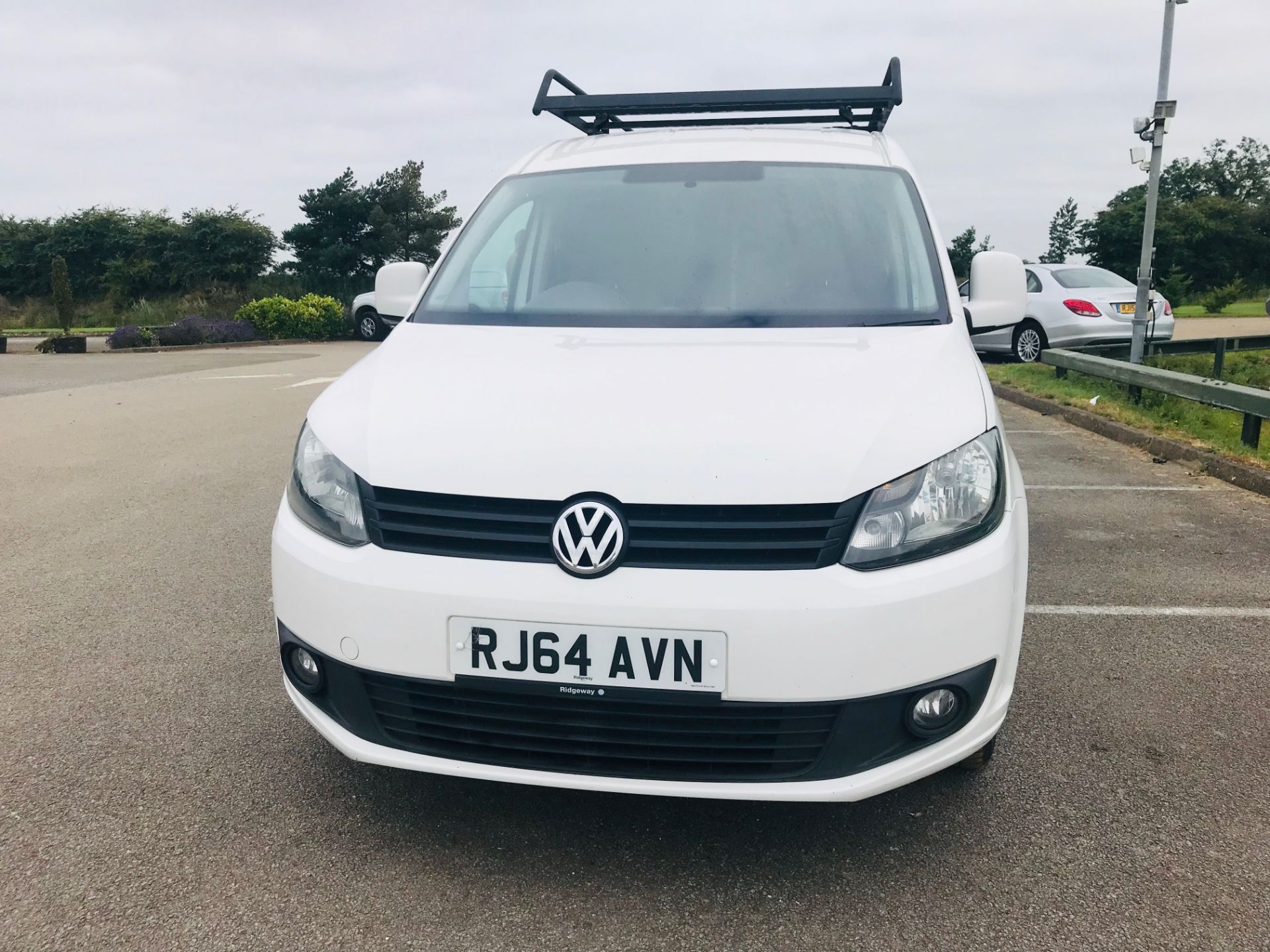 ON SALE VOLKSWAGEN CADDY 1.6TDI "DSG AUTO" LWB MAXI - HIGHLINE MODEL - 2015 REG - SAT NAV -= AIR CON - Image 6 of 17