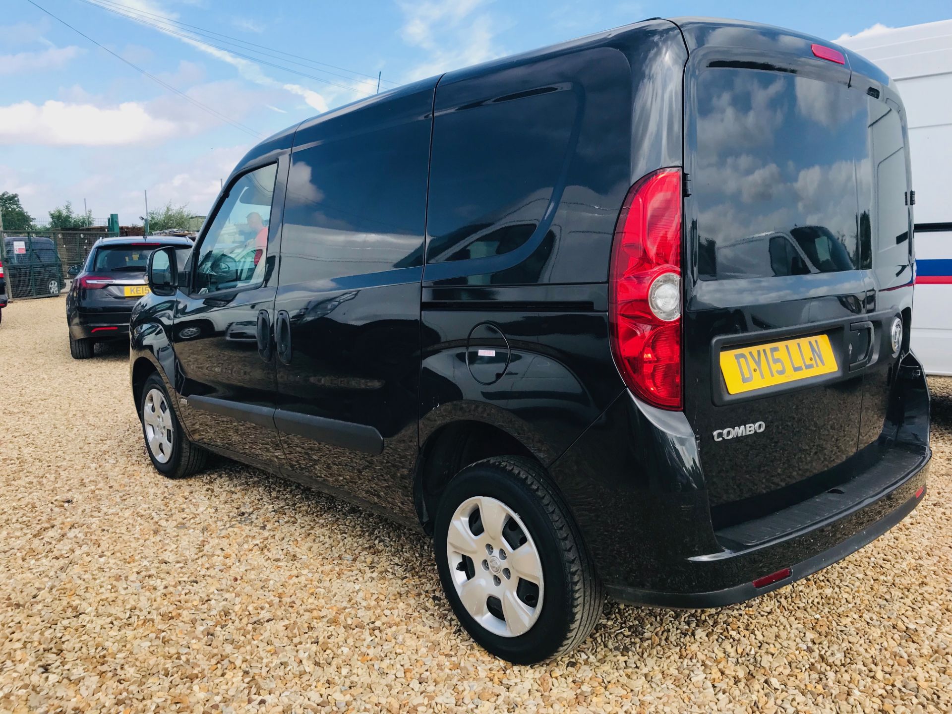 VAUXHALL COMBO CDTI "SPORTIVE - BLACK EDITION" (15 REG - NEW SHAPE) 1 OWNER FSH *AIR CON* ELEC PACK - Image 5 of 15