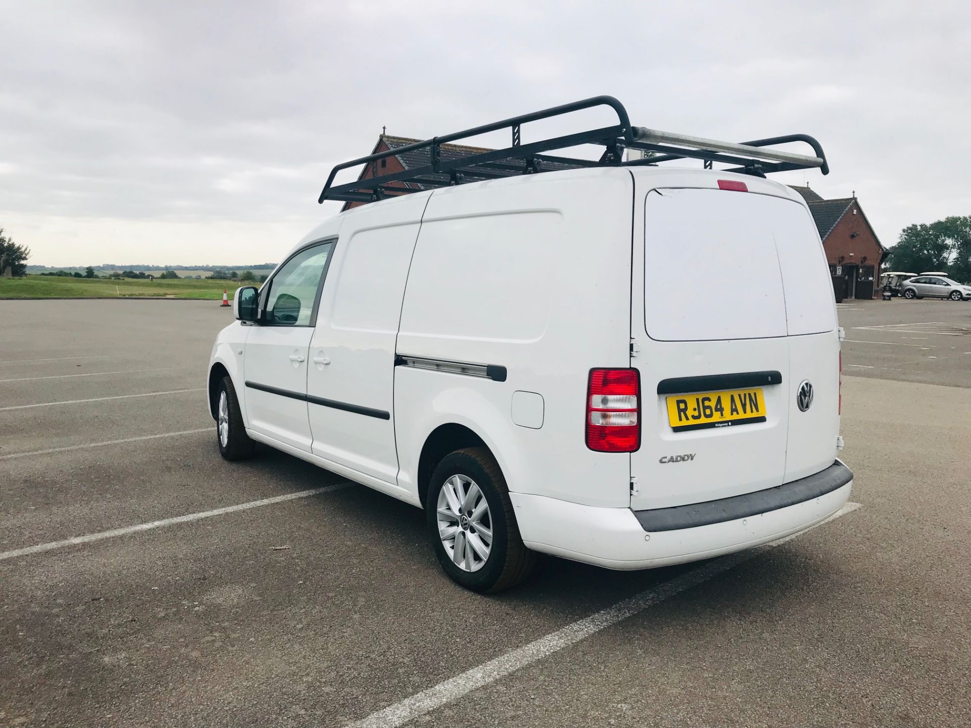 ON SALE VOLKSWAGEN CADDY 1.6TDI "DSG AUTO" LWB MAXI - HIGHLINE MODEL - 2015 REG - SAT NAV -= AIR CON - Image 4 of 17