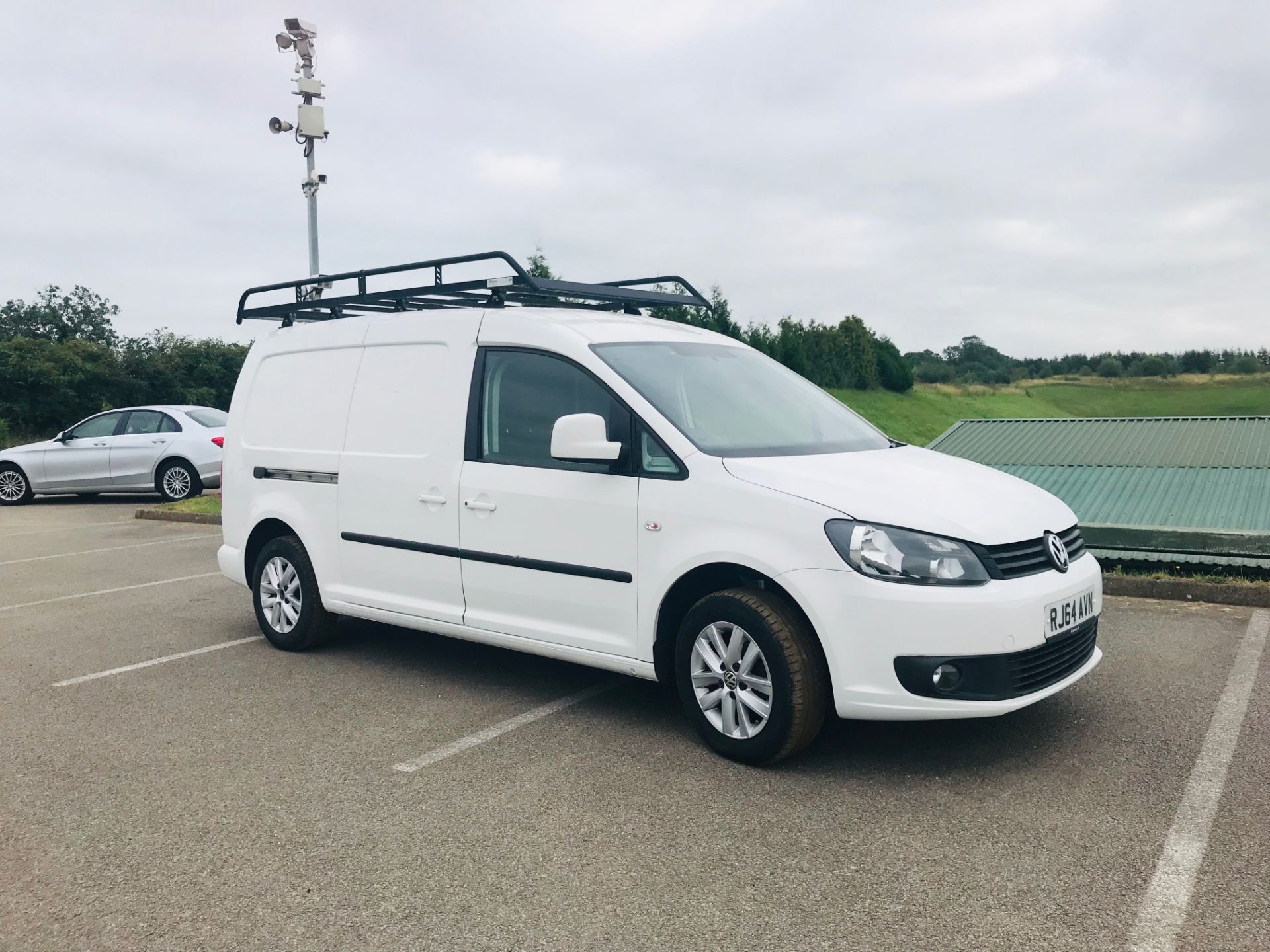 ON SALE VOLKSWAGEN CADDY 1.6TDI "DSG AUTO" LWB MAXI - HIGHLINE MODEL - 2015 REG - SAT NAV -= AIR CON