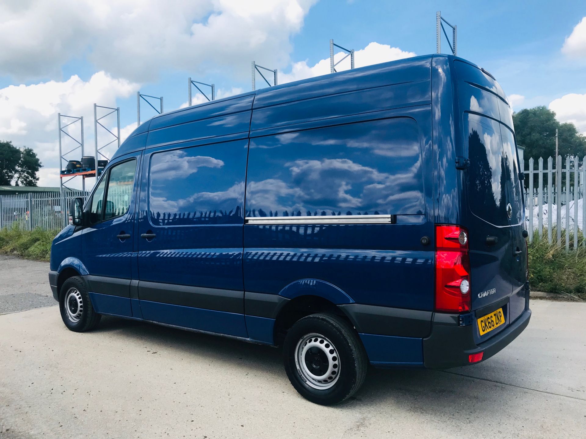 VOLKSWAGEN CRAFTER CR35 2.0TDI MEDIUM WHEEL BASE HIGH ROOF - 2017 MODEL - ULEZ COMPLIANT EURO 6 - Image 4 of 16