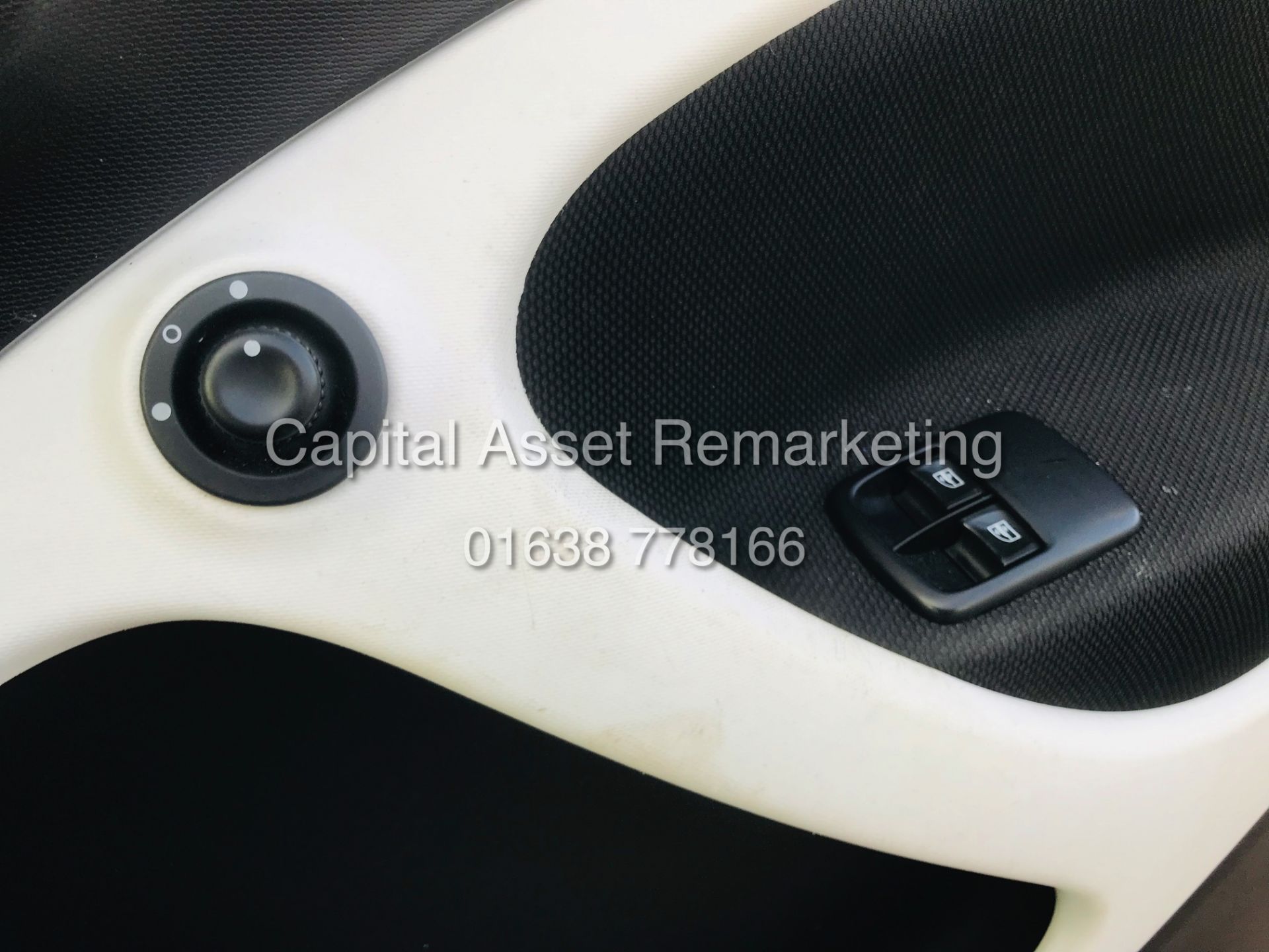 (On Sale)MERCEDES SMART FORFOUR "PRIME PREMIUM" 5 DR (15 REG - NEW) ONLY 30,000 MILES - CLIMATE & AC - Image 9 of 15