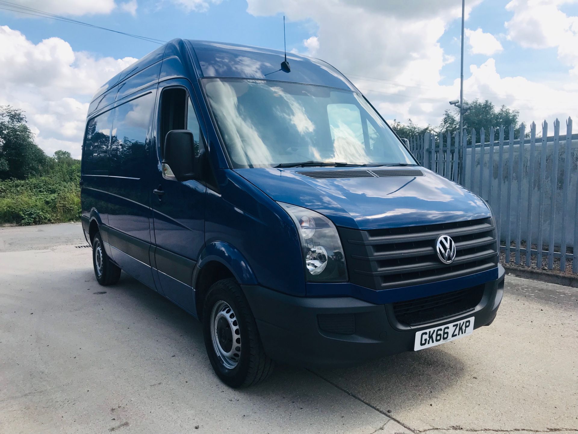 VOLKSWAGEN CRAFTER CR35 2.0TDI MEDIUM WHEEL BASE HIGH ROOF - 2017 MODEL - ULEZ COMPLIANT EURO 6 - Image 6 of 16