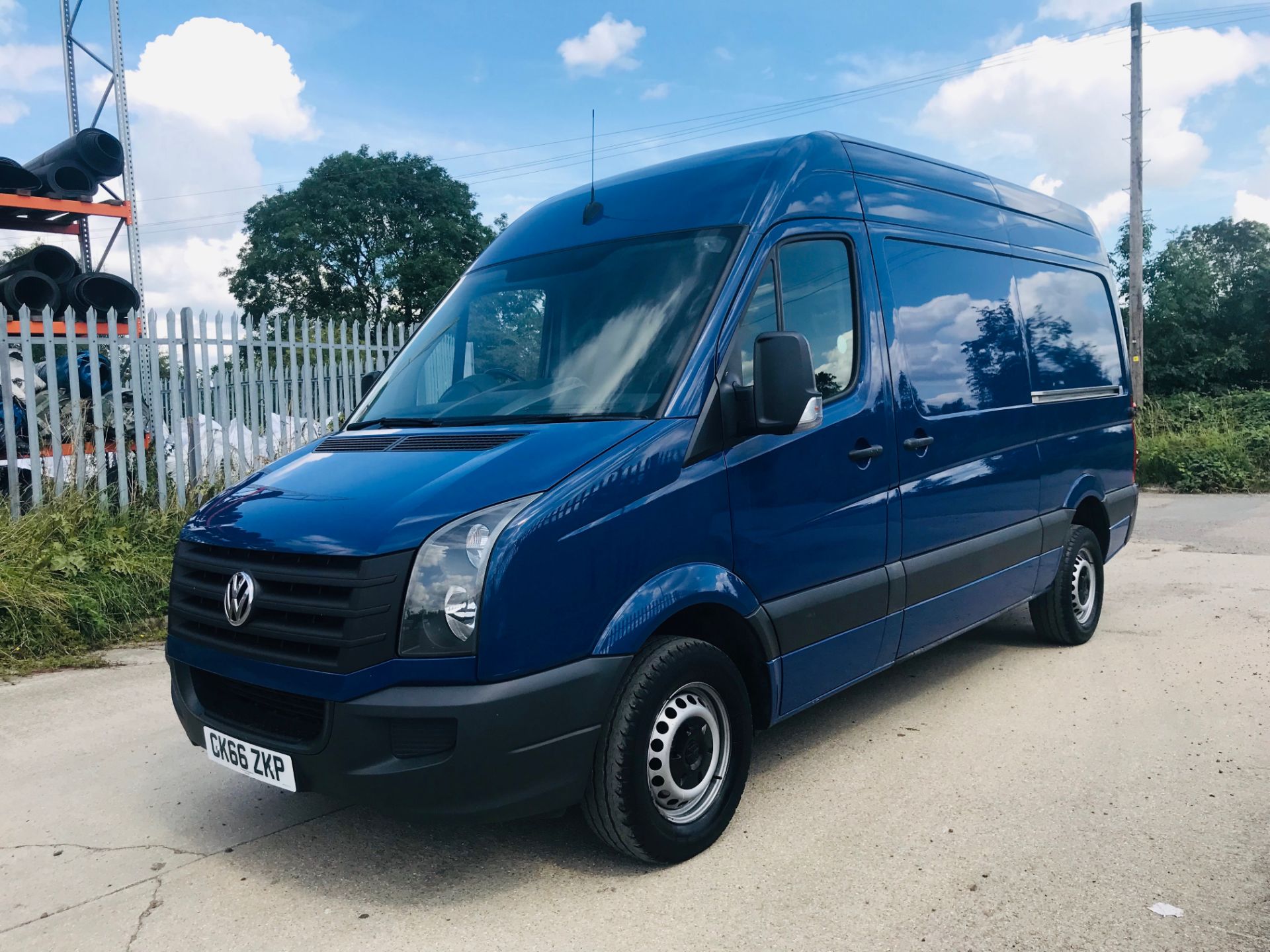 VOLKSWAGEN CRAFTER CR35 2.0TDI MEDIUM WHEEL BASE HIGH ROOF - 2017 MODEL - ULEZ COMPLIANT EURO 6 - Image 3 of 16