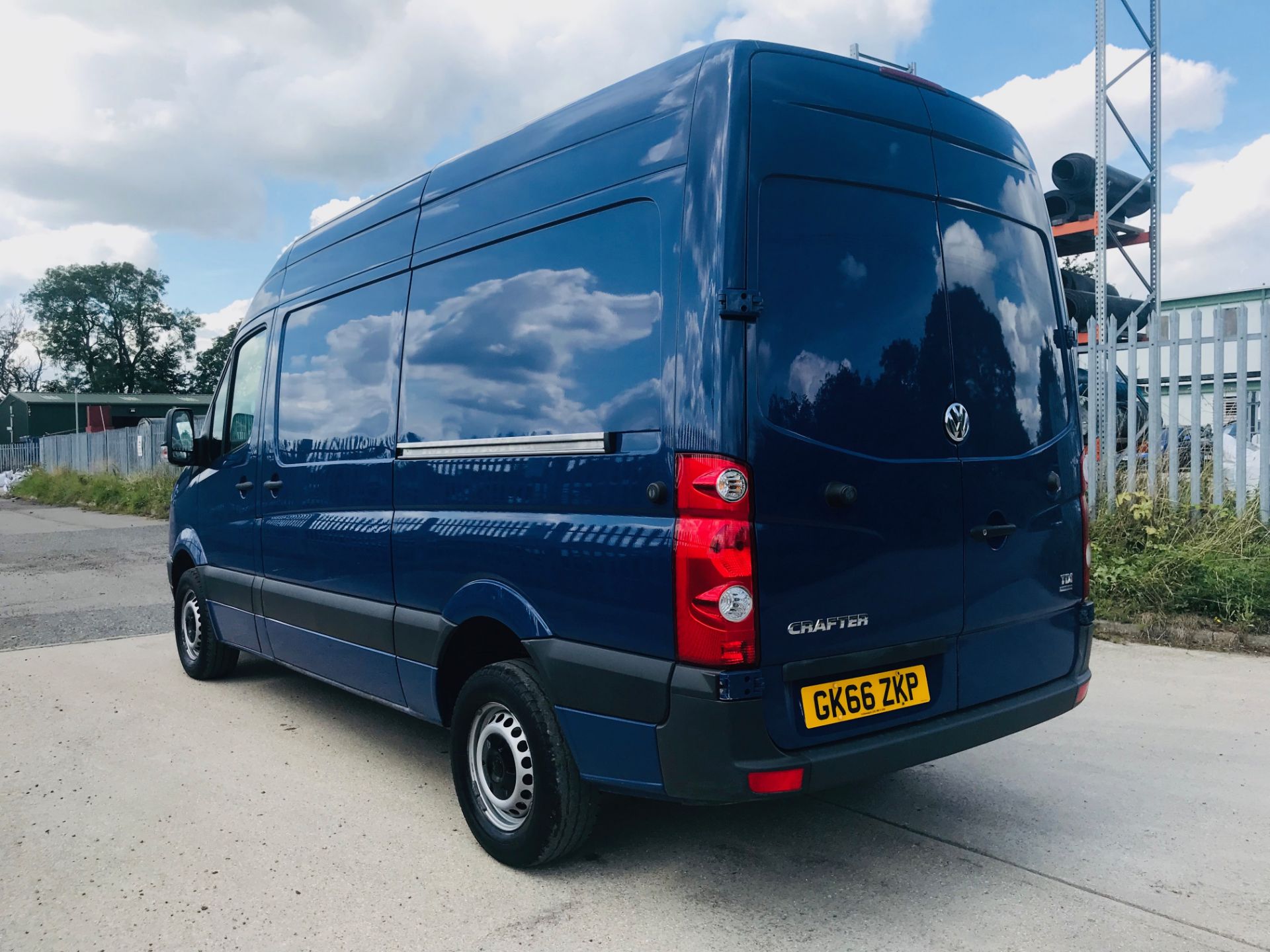 VOLKSWAGEN CRAFTER CR35 2.0TDI MEDIUM WHEEL BASE HIGH ROOF - 2017 MODEL - ULEZ COMPLIANT EURO 6 - Image 5 of 16