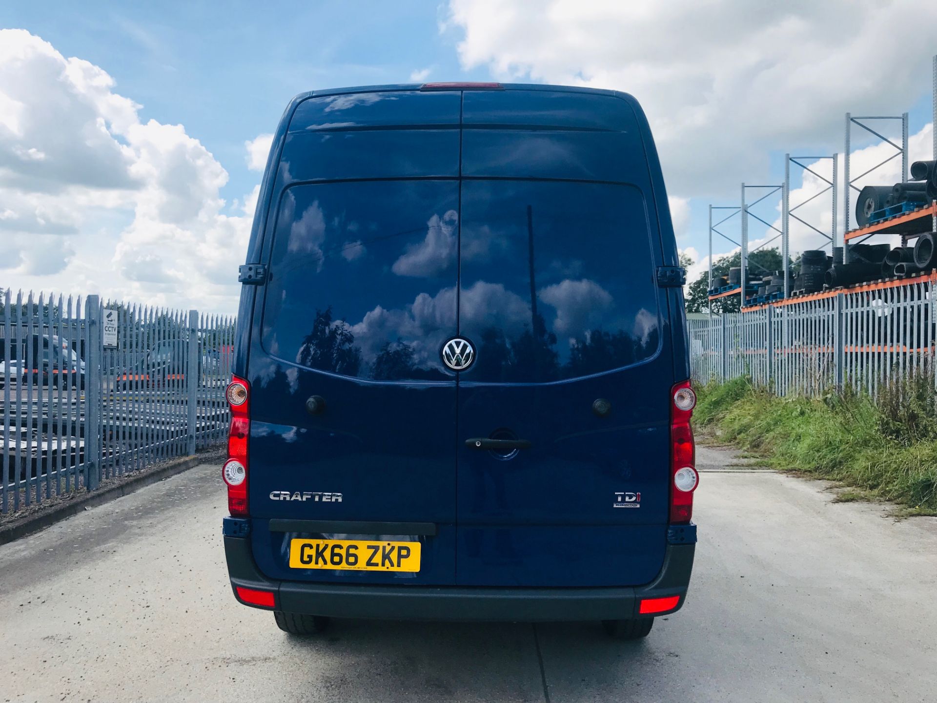 VOLKSWAGEN CRAFTER CR35 2.0TDI MEDIUM WHEEL BASE HIGH ROOF - 2017 MODEL - ULEZ COMPLIANT EURO 6 - Image 7 of 16