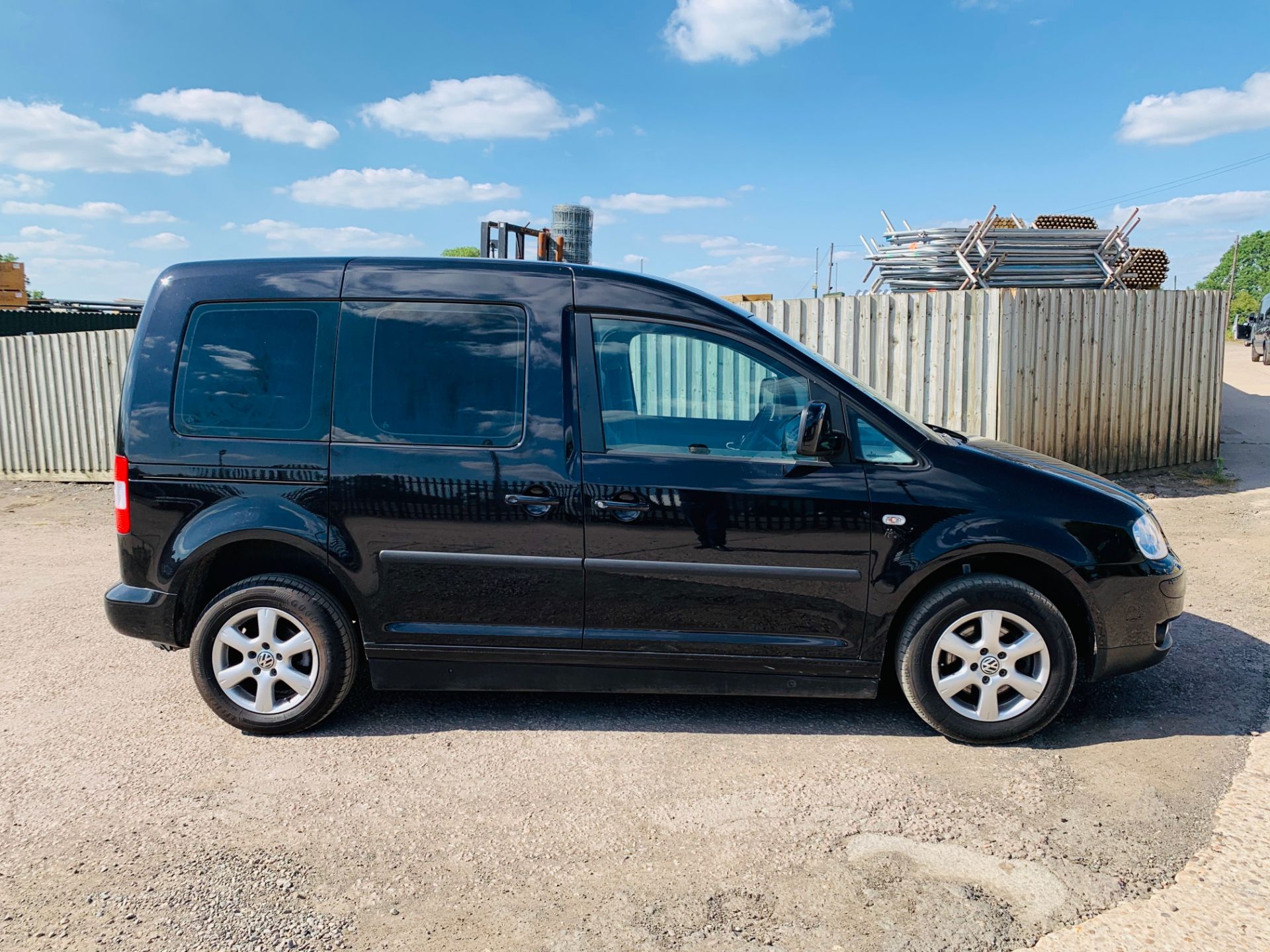 (ON SALE) VW CADDY 1.9TDI "LIFE" DSG AUTO-WHEELCHAIR ACCESSIBLE VEHICLE - ONLY 42K MILES!! - NO VAT! - Image 2 of 15