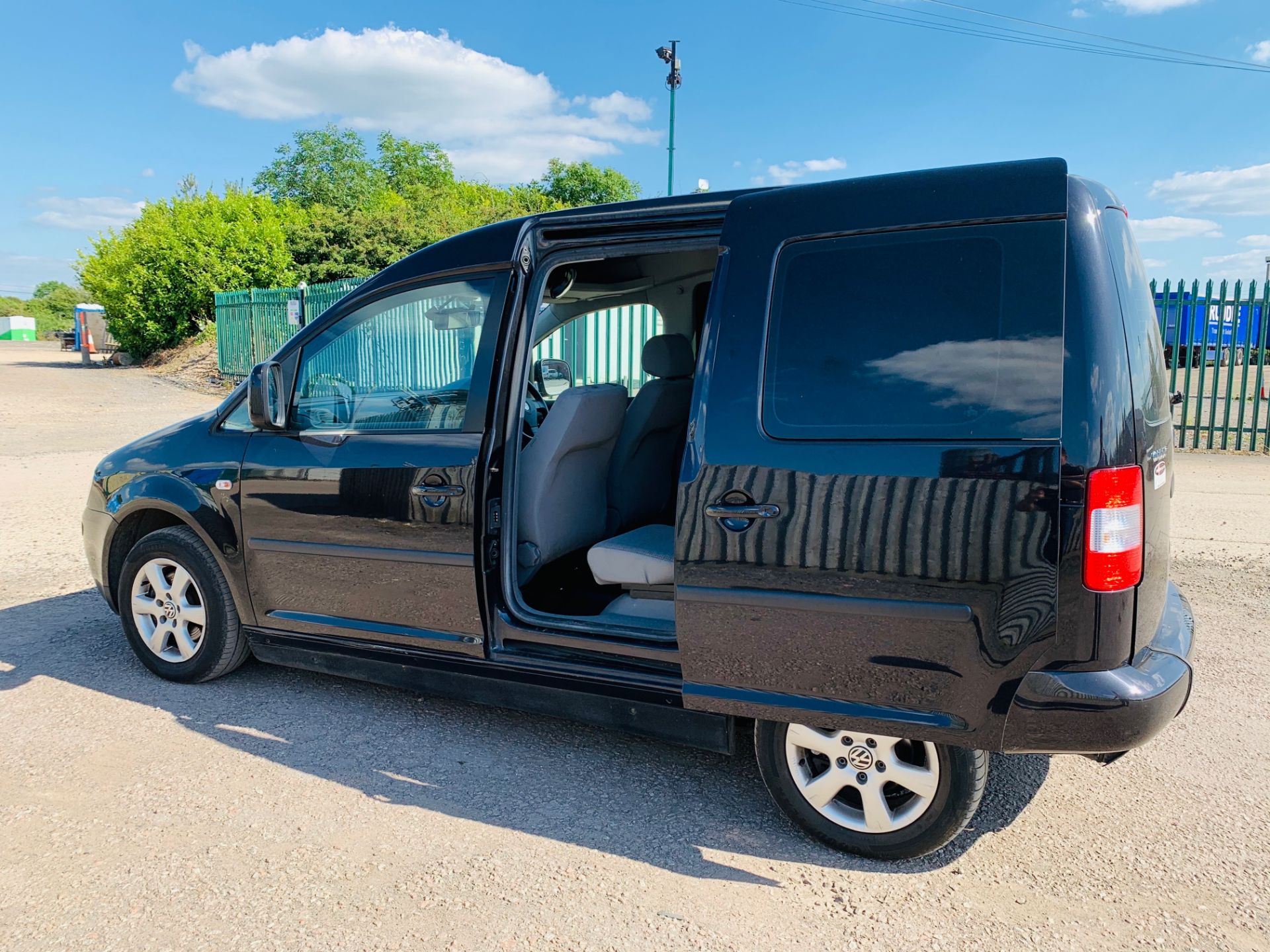 (ON SALE) VW CADDY 1.9TDI "LIFE" DSG AUTO-WHEELCHAIR ACCESSIBLE VEHICLE - ONLY 42K MILES!! - NO VAT! - Image 13 of 15