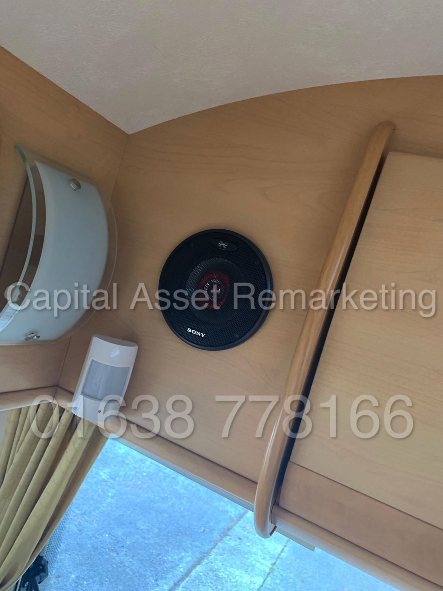 COACHMAN AMARA 520/4 *4 BERTH TOURING CARAVAN* (2005) 'ALKO HITCH - MOTOR MOVER' (NO VAT - SAVE 20%) - Image 9 of 18