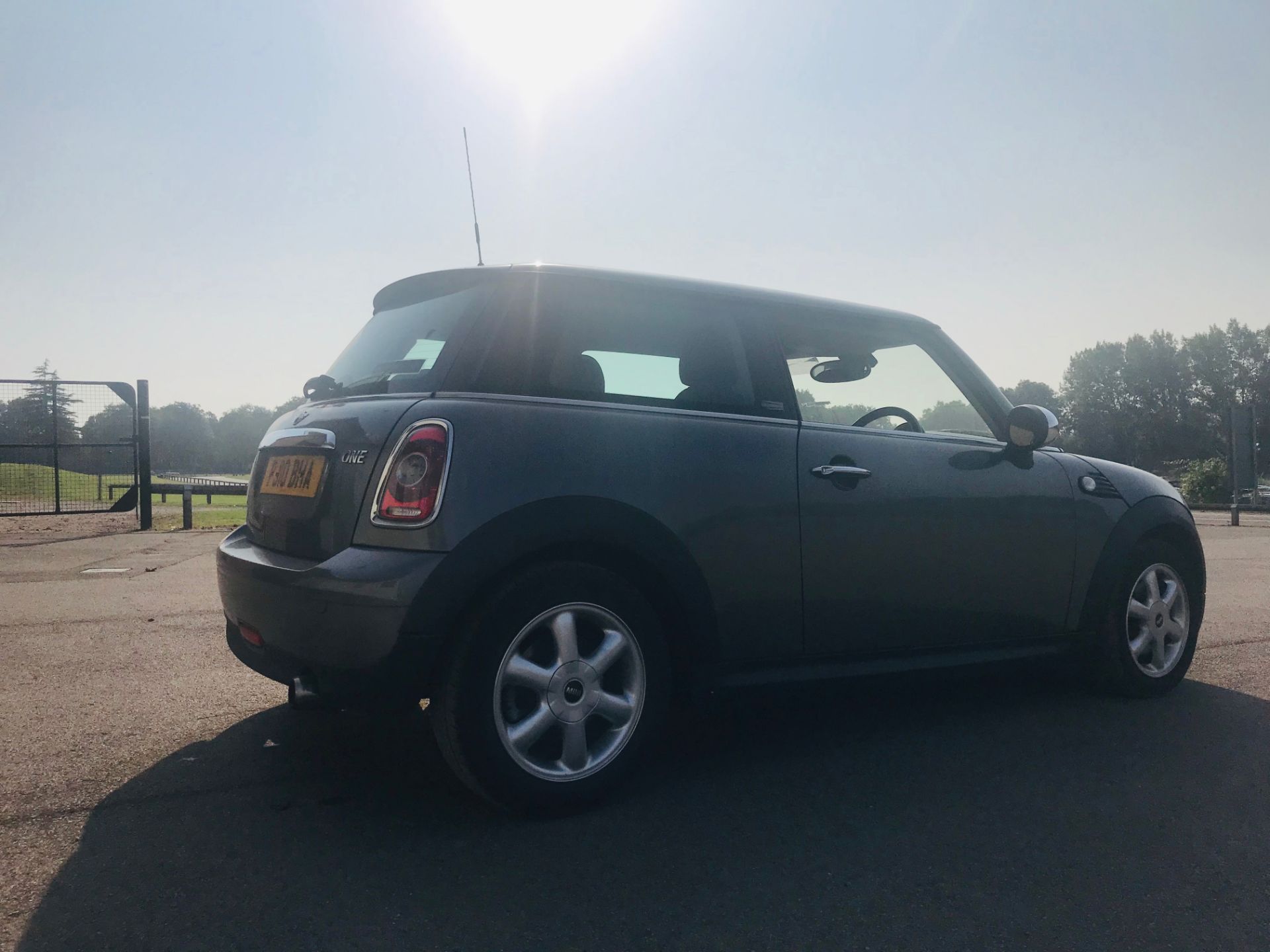 (ON SALE) MINI ONE "GRAPHITE" SPECIAL EDITIONS MODEL - 10 REG - AIR CON - LEATHER TRIM - GREAT SPEC - Image 4 of 16