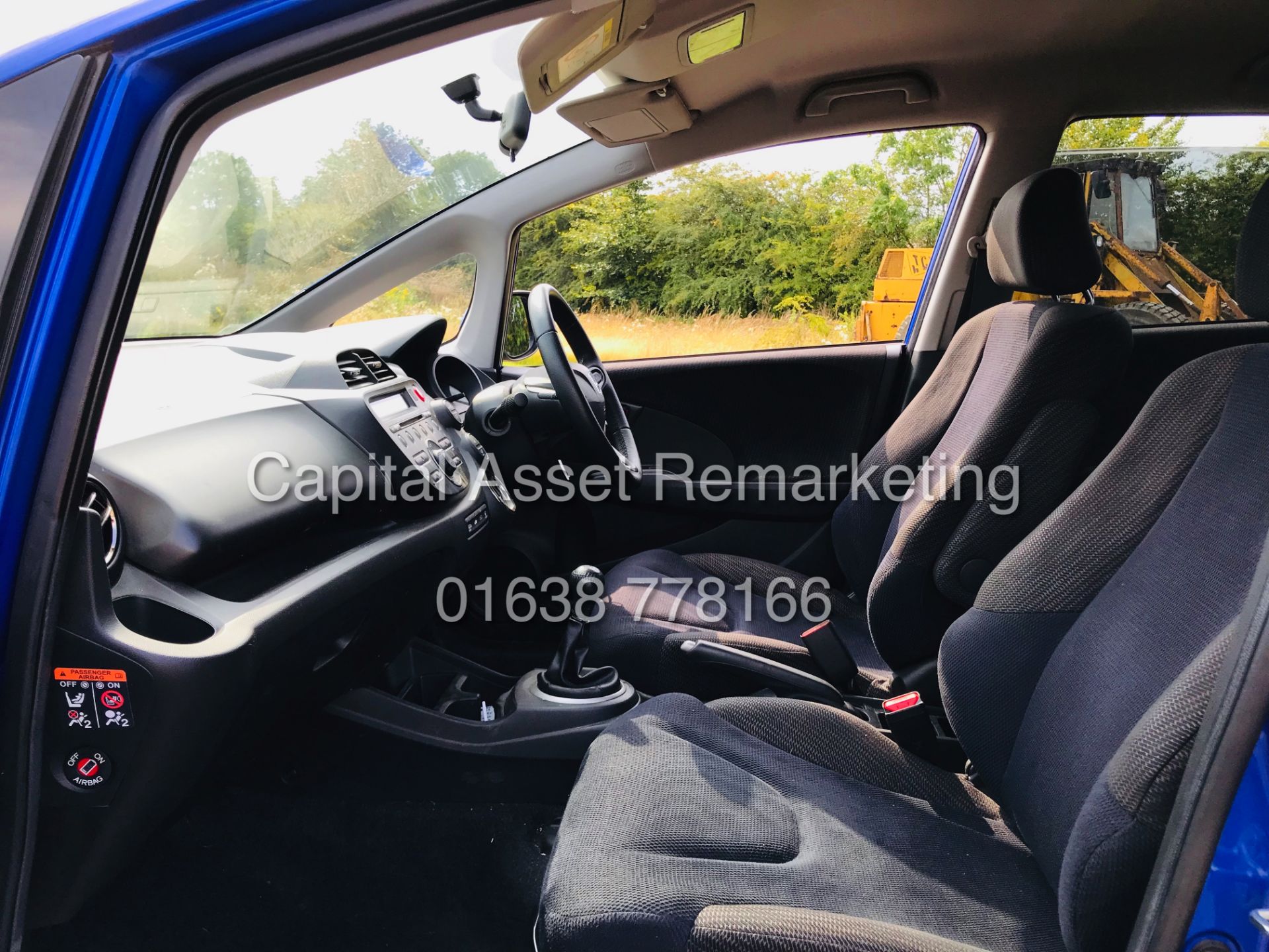 (ON SALE) HONDA JAZZ 1.3 ES+I-VEC -5 DOOR HATCHBACK-2015 MODEL -1 OWNER - AIR CON -24K MILES GENUINE - Image 15 of 17