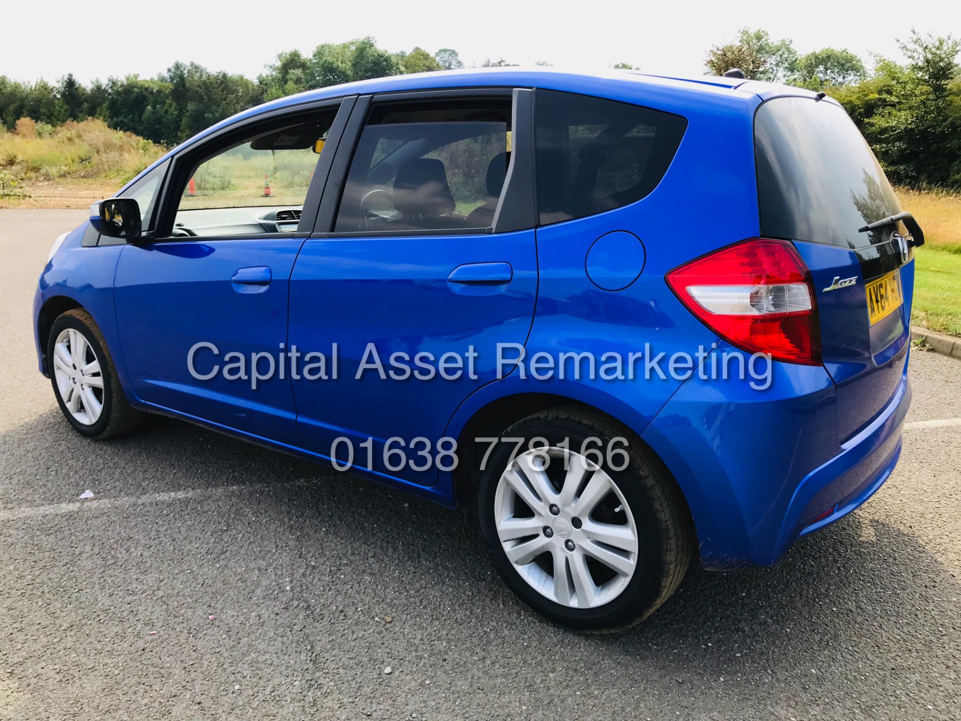 (ON SALE) HONDA JAZZ 1.3 ES+I-VEC -5 DOOR HATCHBACK-2015 MODEL -1 OWNER - AIR CON -24K MILES GENUINE - Image 5 of 17