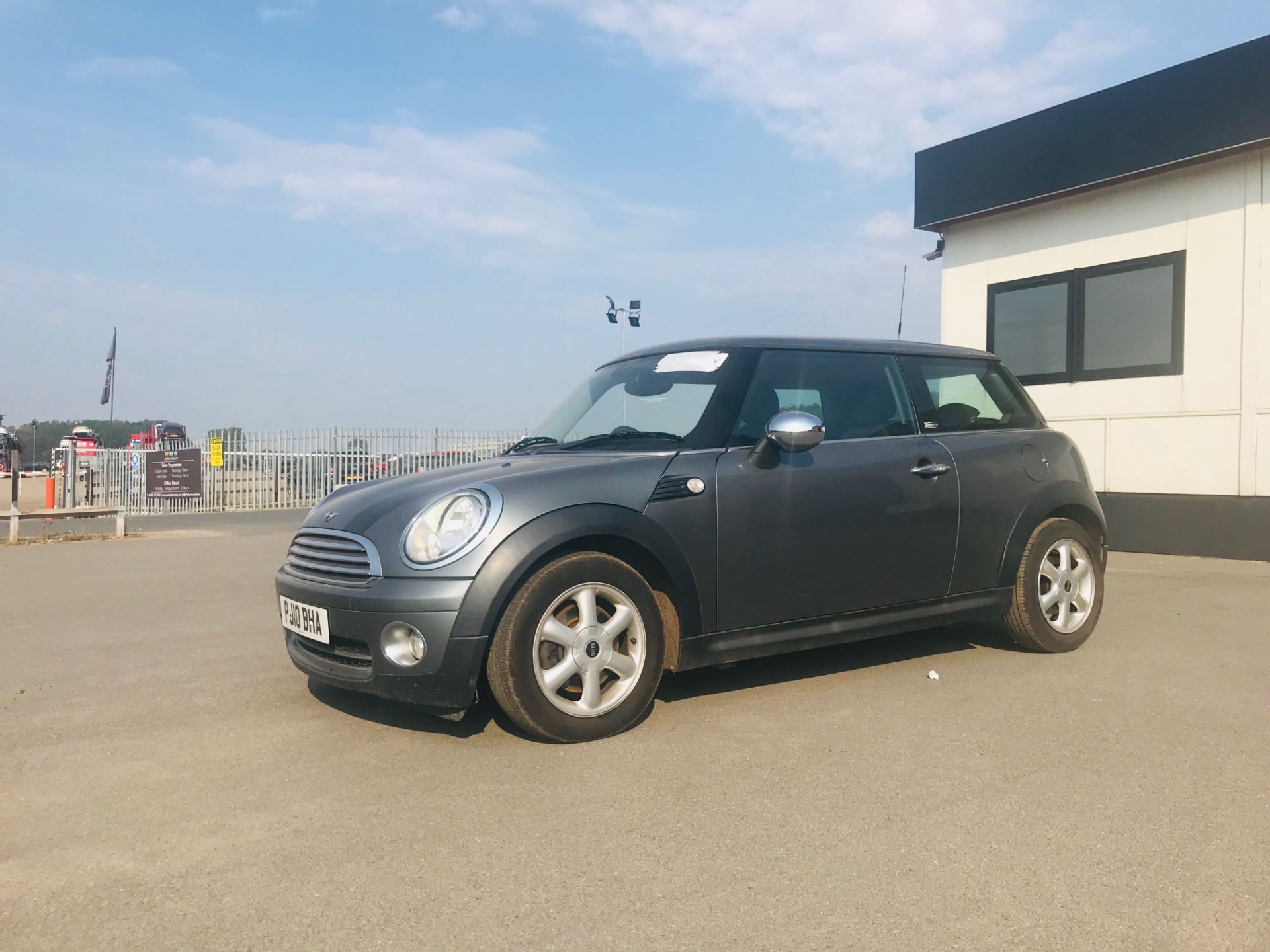 (ON SALE) MINI ONE "GRAPHITE" SPECIAL EDITIONS MODEL - 10 REG - AIR CON - LEATHER TRIM - GREAT SPEC