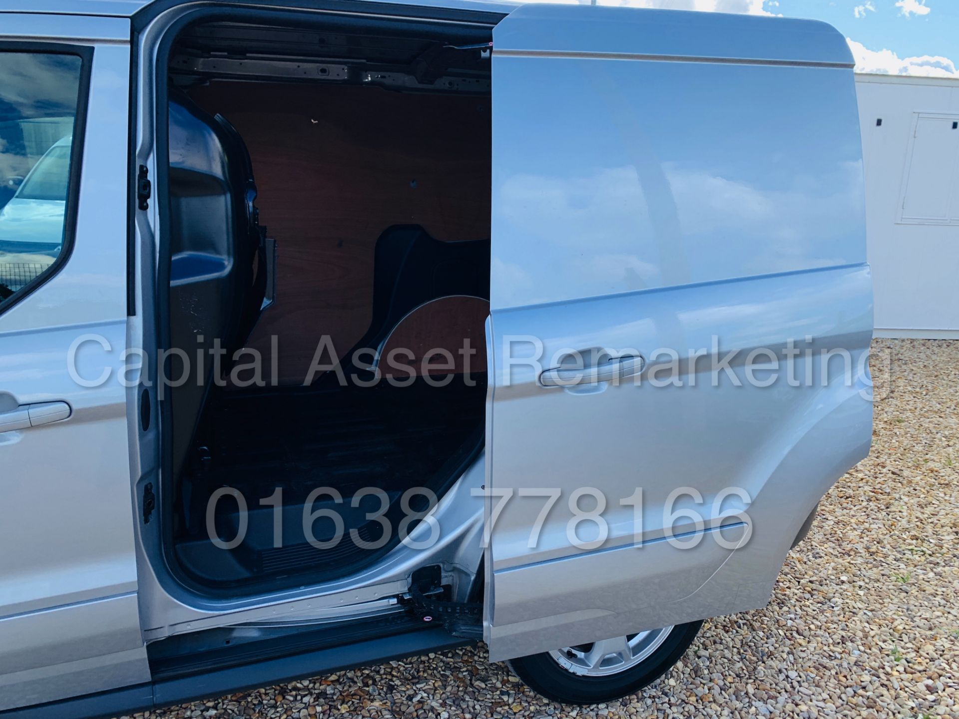 FORD TRANSIT CONNECT *LIMITED EDITION* SWB PANEL VAN (2017) '1.5 TDCI- 120 BHP - 6 SPEED' *TOP SPEC* - Image 26 of 44