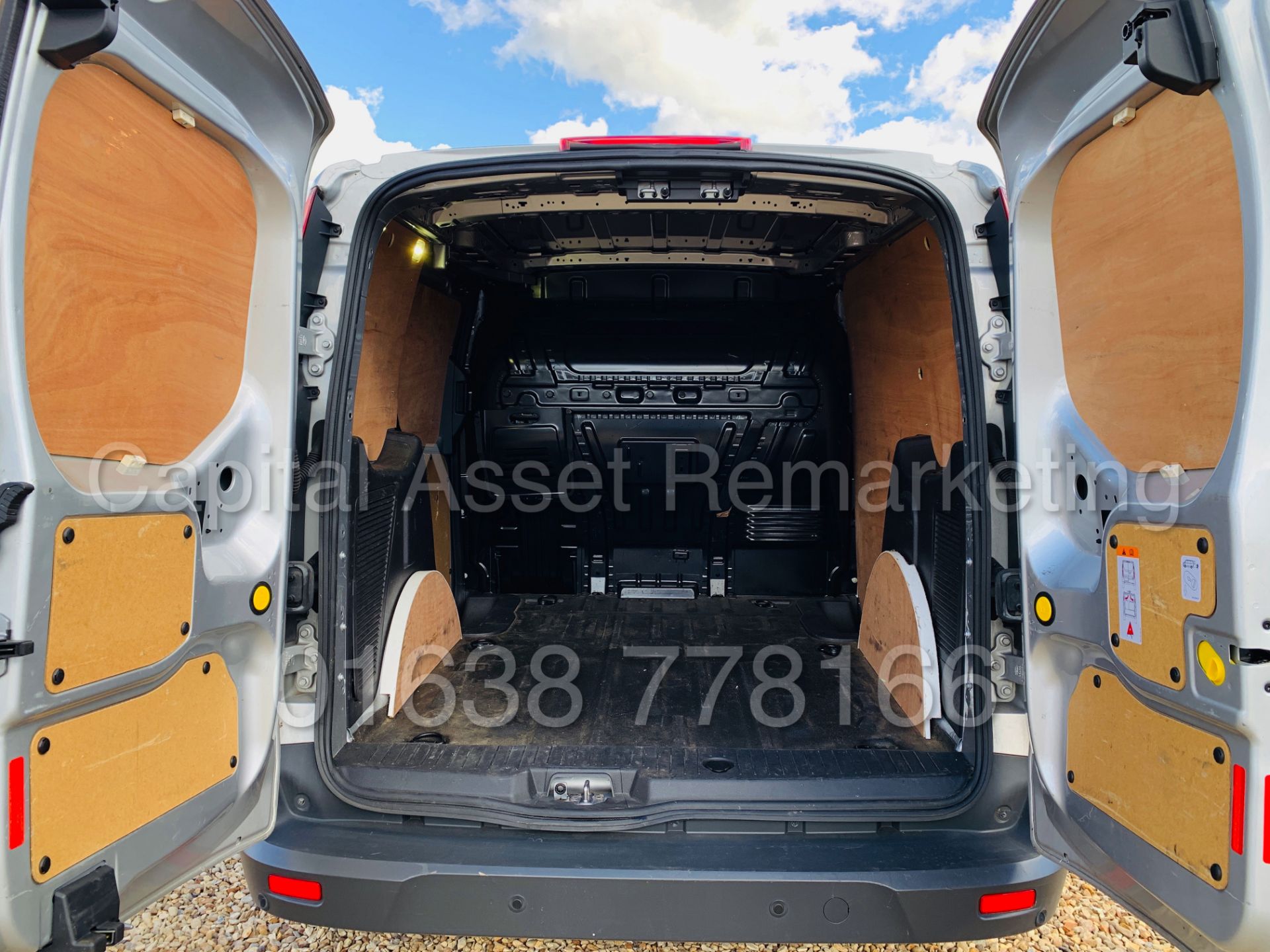 FORD TRANSIT CONNECT *LIMITED EDITION* SWB PANEL VAN (2017) '1.5 TDCI- 120 BHP - 6 SPEED' *TOP SPEC* - Image 27 of 44