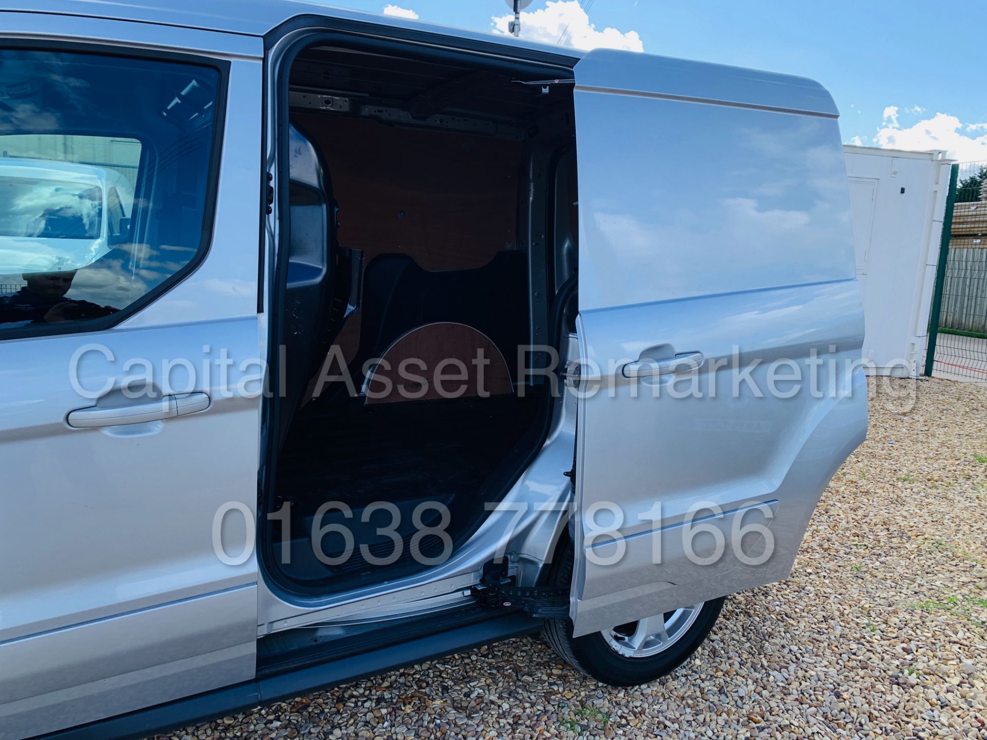 FORD TRANSIT CONNECT *LIMITED EDITION* SWB PANEL VAN (2017) '1.5 TDCI- 120 BHP - 6 SPEED' *TOP SPEC* - Image 25 of 44