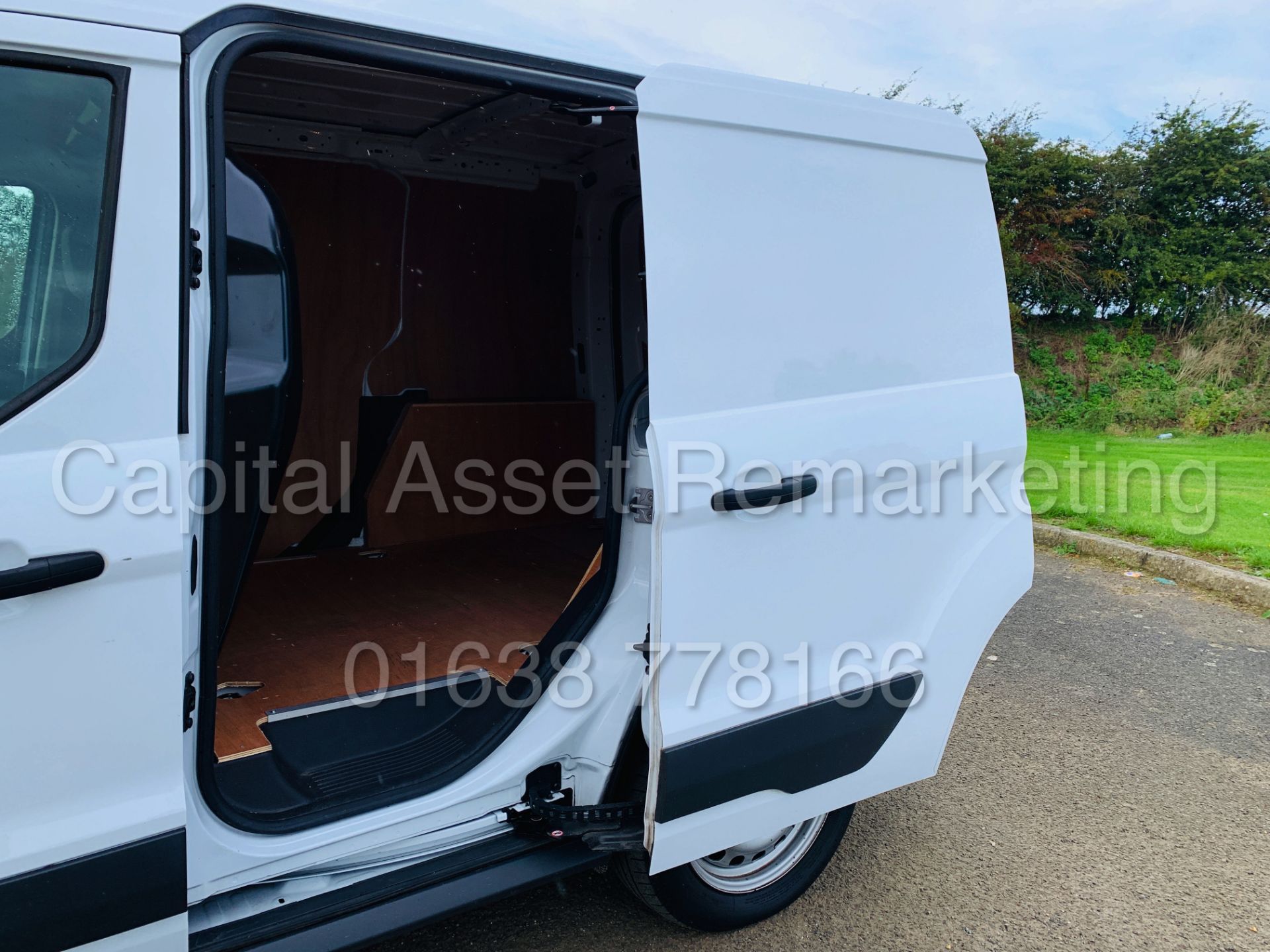 Ford Transit CONNECT 75 T200 *SWB - PANEL VAN* (2018 MODEL) '1.5 TDCI - EURO 6 COMPLIANT' (1 OWNER) - Image 20 of 36