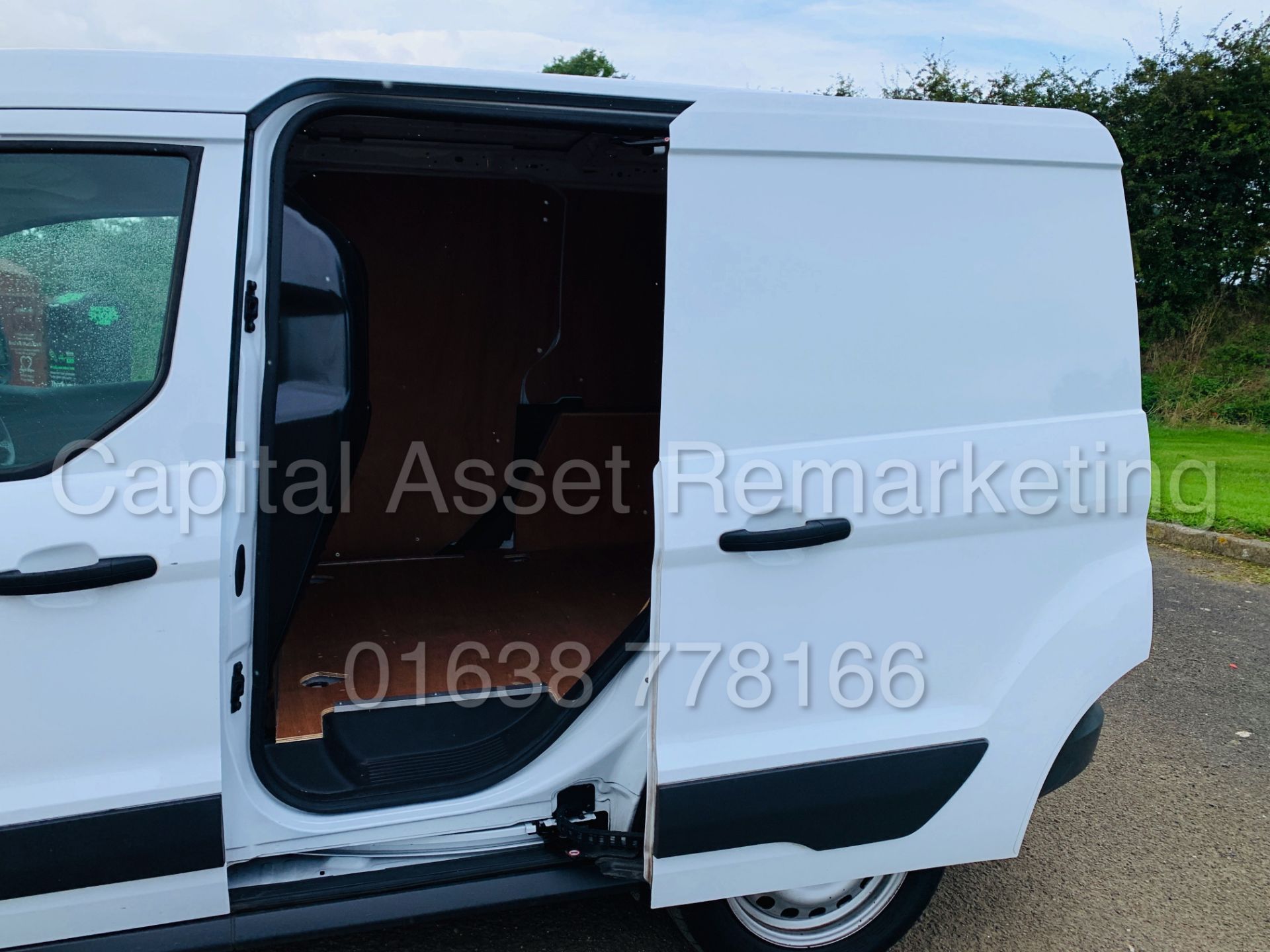 Ford Transit CONNECT 75 T200 *SWB - PANEL VAN* (2018 MODEL) '1.5 TDCI - EURO 6 COMPLIANT' (1 OWNER) - Image 21 of 36