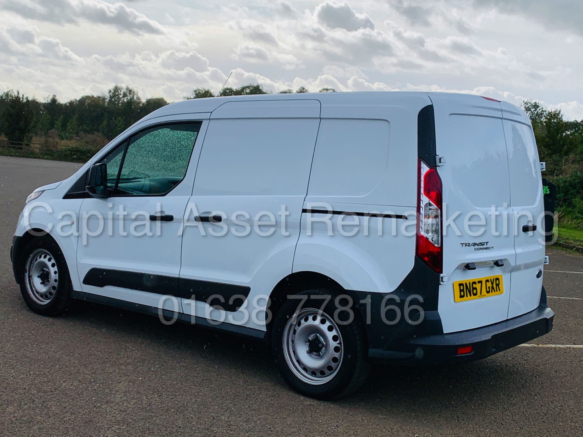 FORD TRANSIT CONNECT 75 T200 *SWB - PANEL VAN* (2018 MODEL) '1.5 TDCI - EURO 6 COMPLIANT' (1 OWNER) - Image 8 of 36