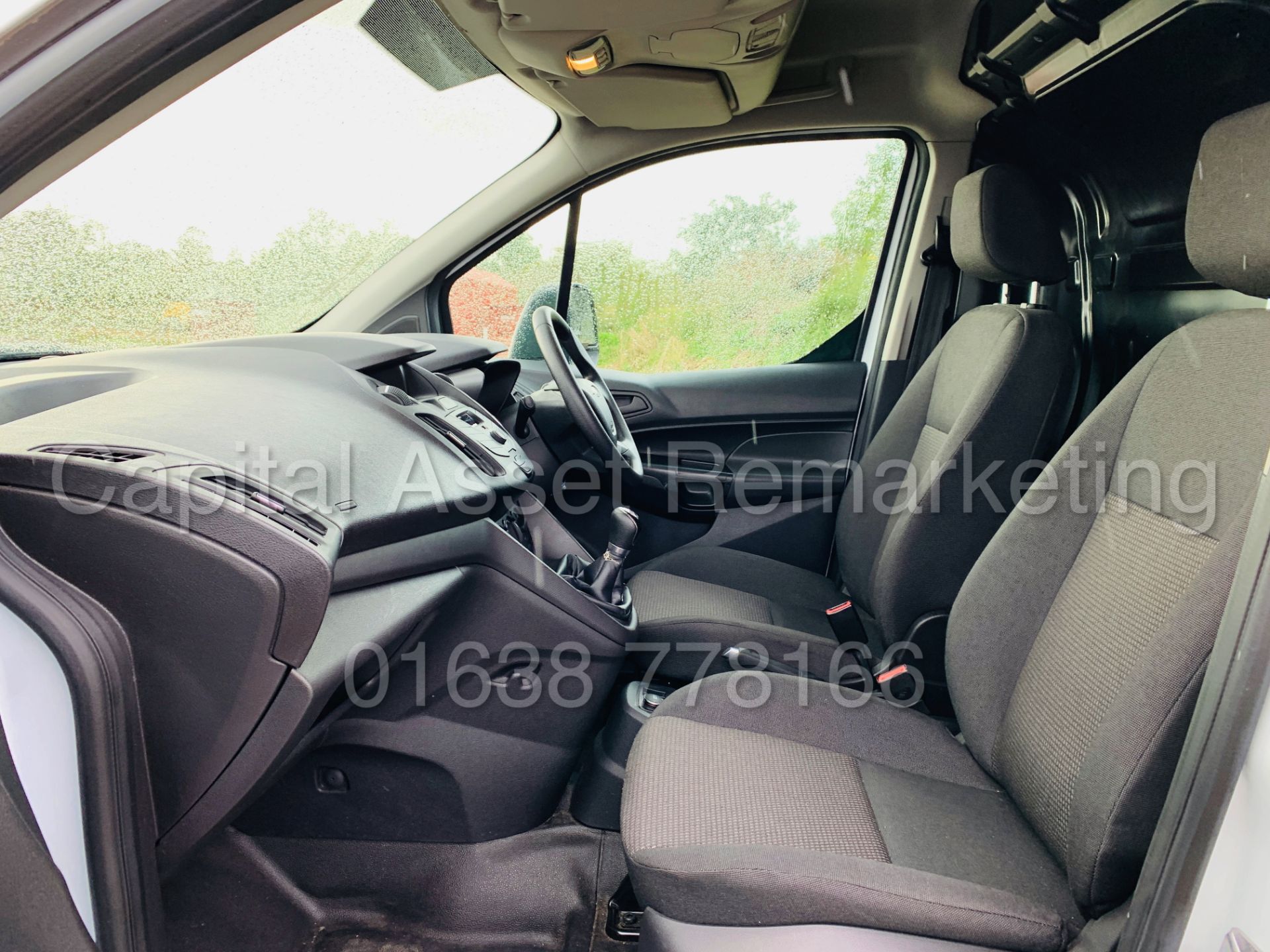 FORD TRANSIT CONNECT 75 T200 *SWB - PANEL VAN* (2018 MODEL) '1.5 TDCI - EURO 6 COMPLIANT' (1 OWNER) - Image 19 of 36