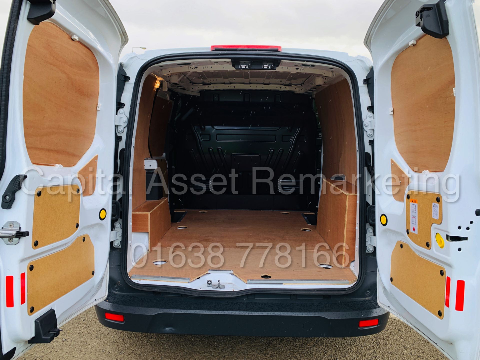 FORD TRANSIT CONNECT 75 T200 *SWB - PANEL VAN* (2018 MODEL) '1.5 TDCI - EURO 6 COMPLIANT' (1 OWNER) - Image 23 of 36