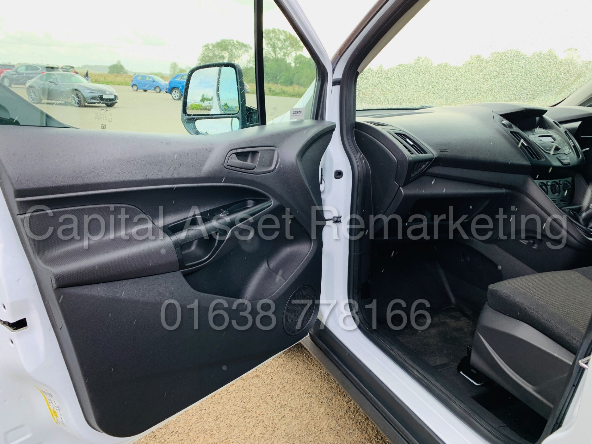 FORD TRANSIT CONNECT 75 T200 *SWB - PANEL VAN* (2018 MODEL) '1.5 TDCI - EURO 6 COMPLIANT' (1 OWNER) - Image 16 of 36