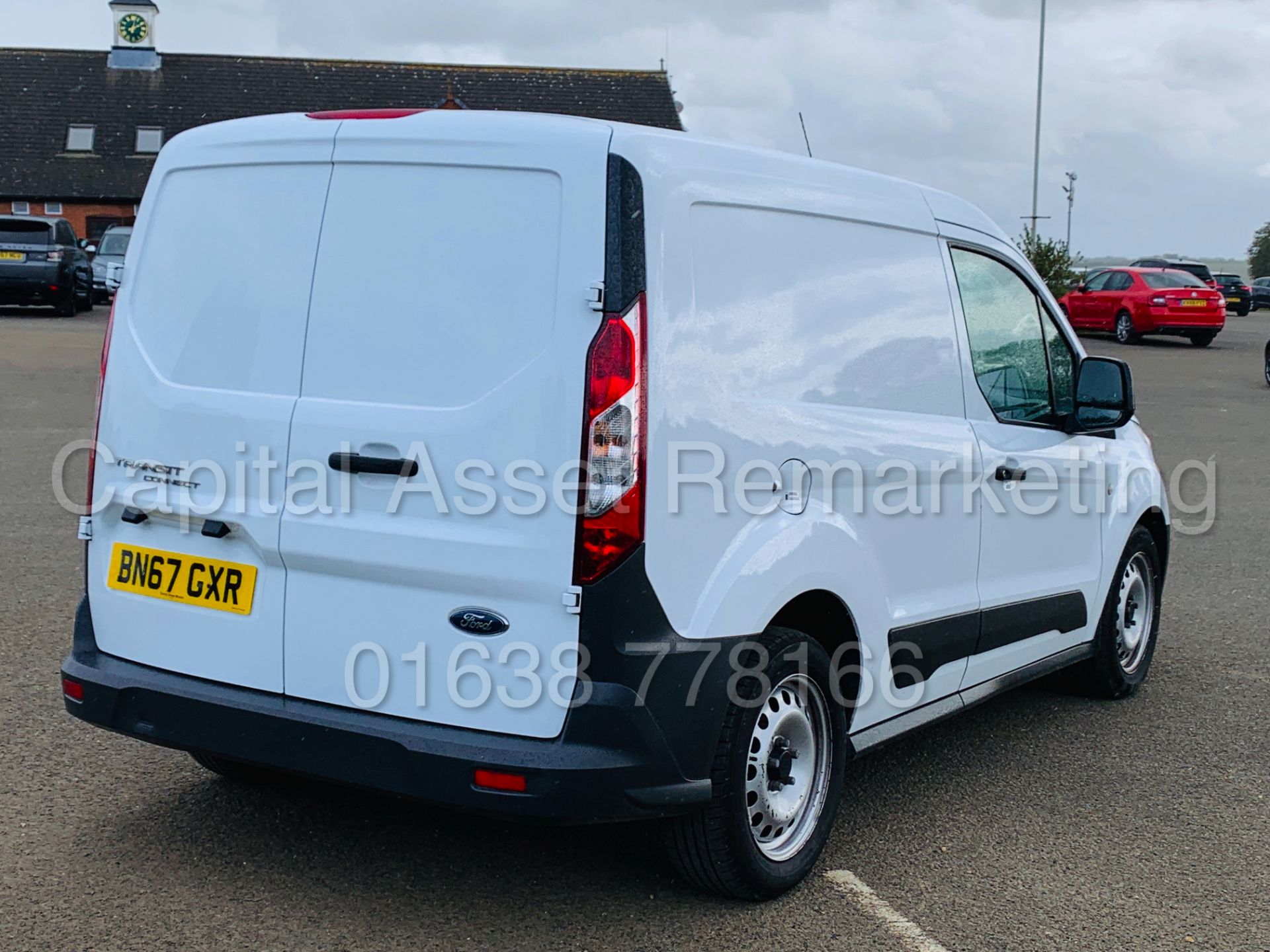 FORD TRANSIT CONNECT 75 T200 *SWB - PANEL VAN* (2018 MODEL) '1.5 TDCI - EURO 6 COMPLIANT' (1 OWNER) - Image 12 of 36