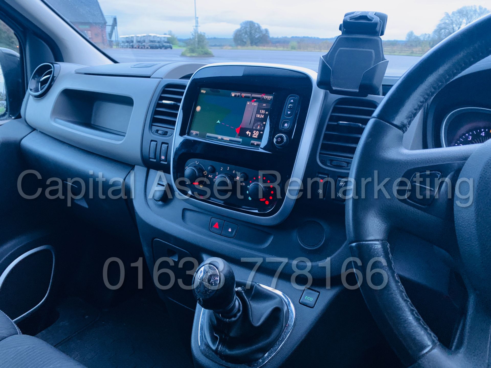 RENAULT TRAFIC *SPORT ENERGY* SWB (2015 - NEW MODEL) '1.6 DCI - 120 BHP - 6 SPEED' *SAT NAV - A/C* - Image 30 of 39