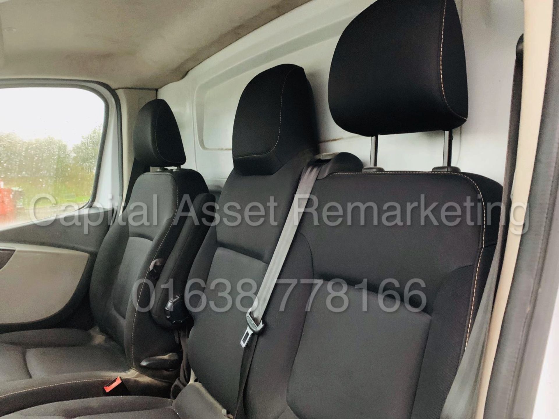 RENAULT TRAFIC SL27 *BUSINESS PLUS* SWB PANEL VAN (2017) '1.6 DCI - 120 BHP - 6 SPEED' **AIR CON** - Image 15 of 24