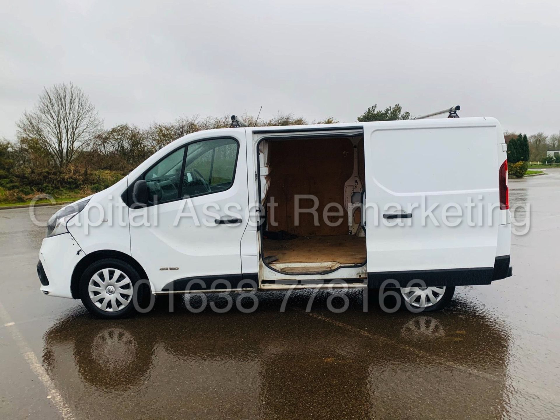 RENAULT TRAFIC SL27 *BUSINESS PLUS* SWB PANEL VAN (2017) '1.6 DCI - 120 BHP - 6 SPEED' **AIR CON** - Image 13 of 24