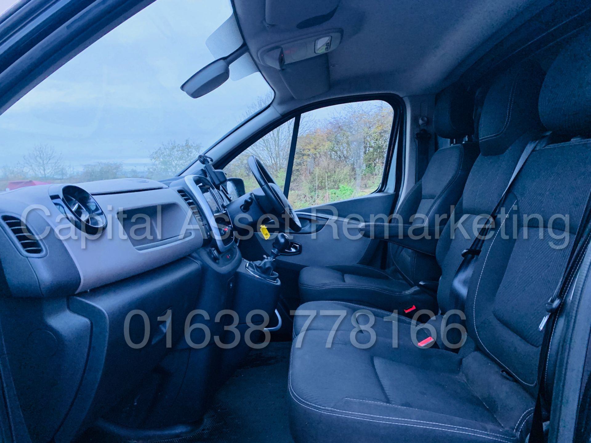 RENAULT TRAFIC *SPORT ENERGY* SWB (2015 - NEW MODEL) '1.6 DCI - 120 BHP - 6 SPEED' *SAT NAV - A/C* - Image 20 of 39