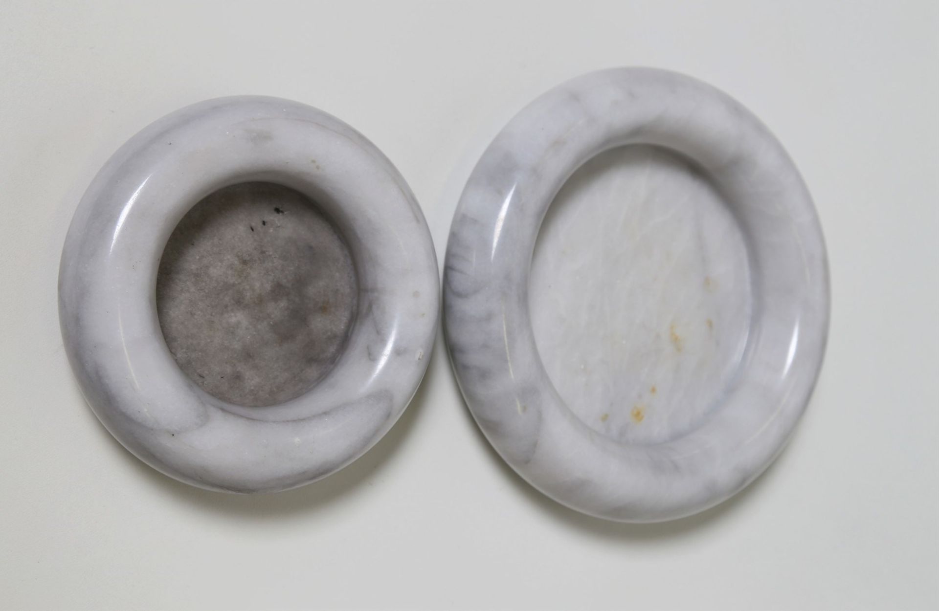 ANGELO MANGIAROTTI Pair of coin trays. - Bild 2 aus 2