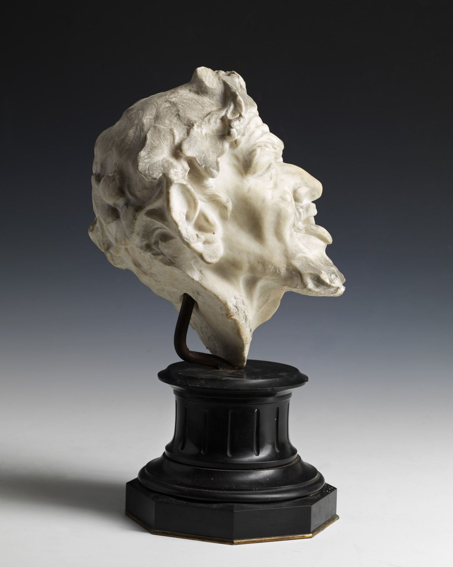 ARTISTA DEL XVIII SECOLO Head of faun in carved marble. - Bild 2 aus 3