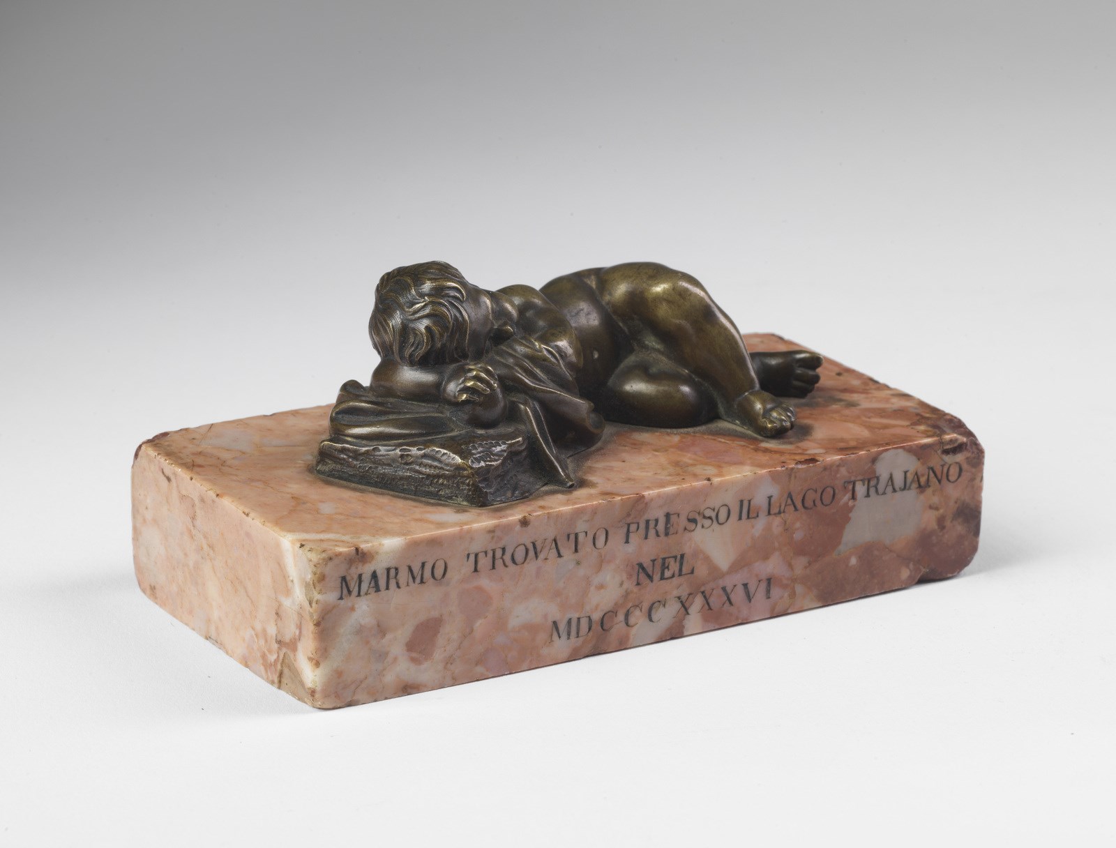 MANIFATTURA ITALIANA DEL XIX SECOLO Sleeping putto in bronze. - Image 3 of 3