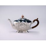 ARGENTIERE INGLESE DEL XIX SECOLO Teapot in chiseled and embossed silver.