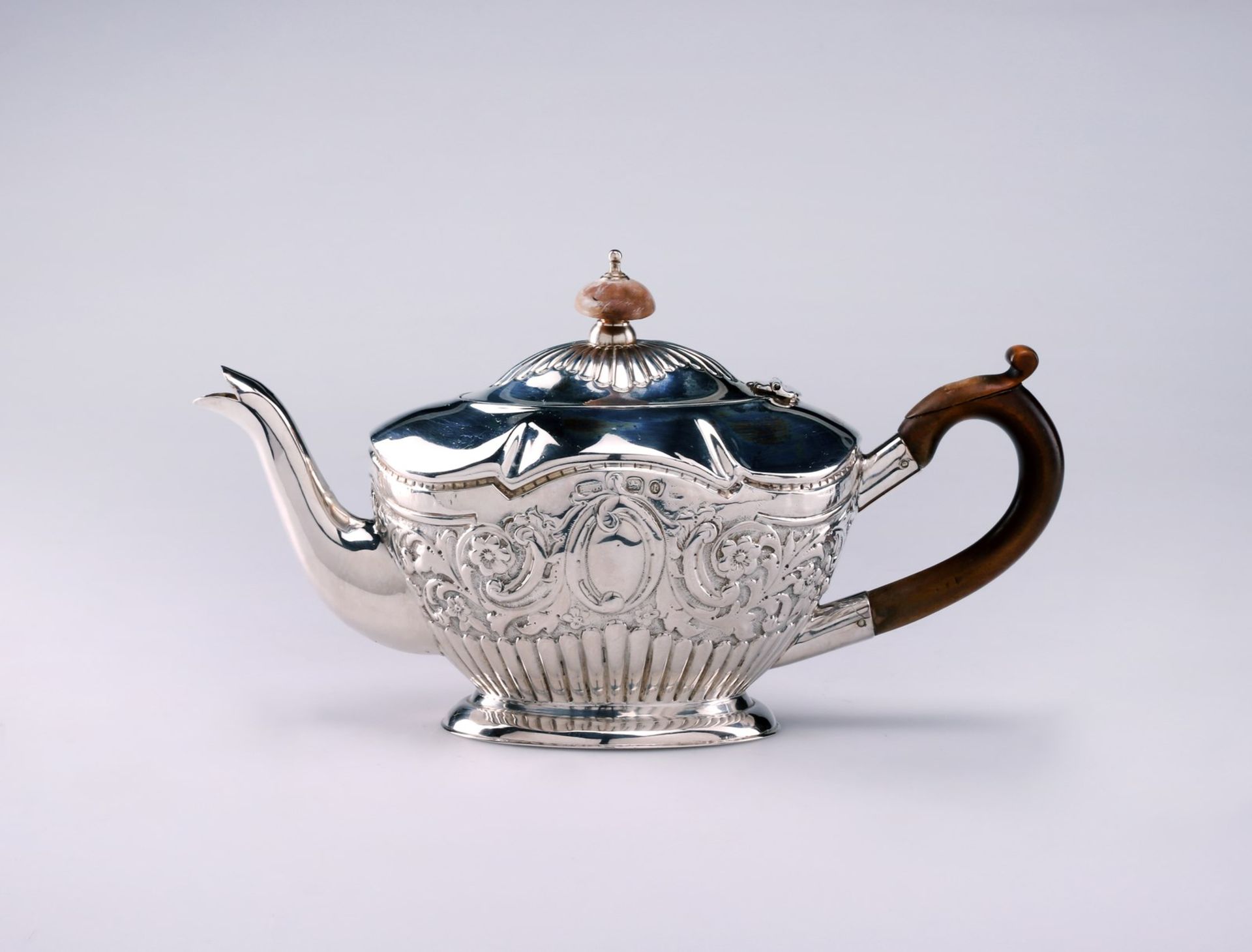 ARGENTIERE INGLESE DEL XIX SECOLO Teapot in chiseled and embossed silver.