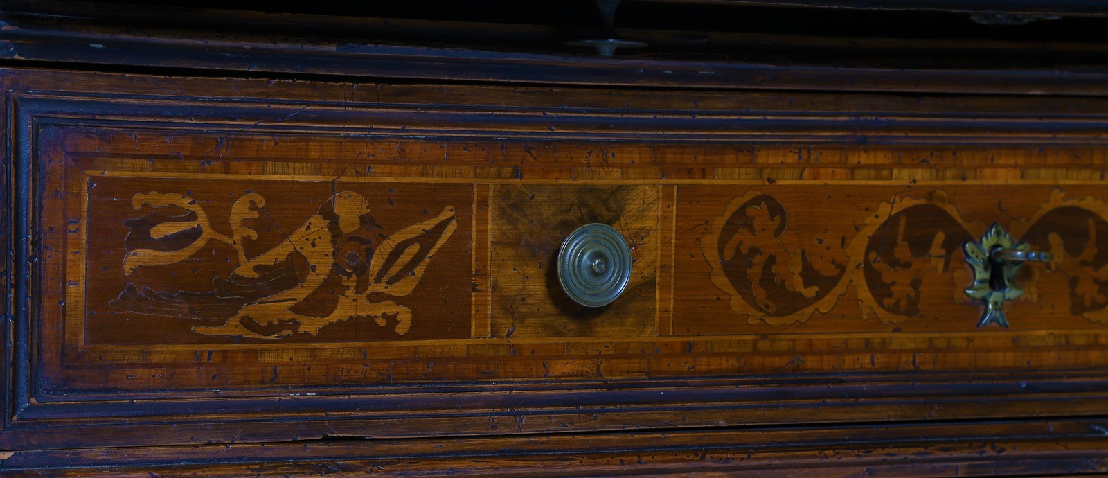 Manifattura lombarda del XVII secolo. Walnut wood dresser. - Image 6 of 8