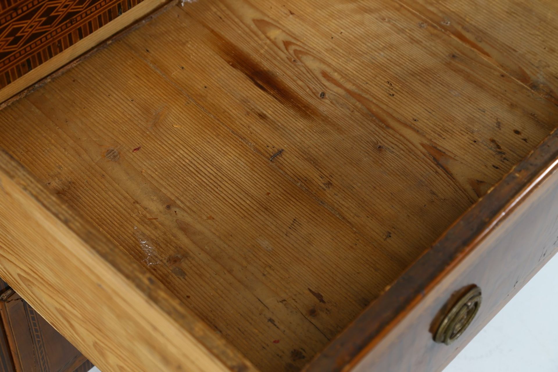 MANIFATTURA ITALIANA DEL XVIII SECOLO Dresser inlaid in exotic woods with two drawers. - Bild 10 aus 10