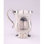 MANIFATTURA INGLESE DEL XIX SECOLO Chiseled and embossed silver milk jug.
