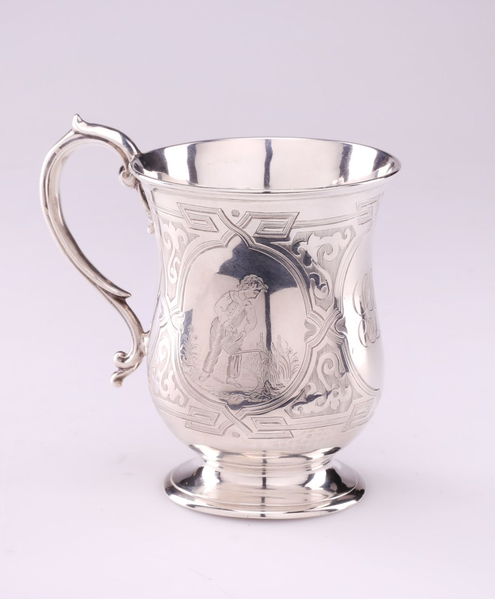 MANIFATTURA INGLESE DEL XIX SECOLO Chiseled and embossed silver milk jug.