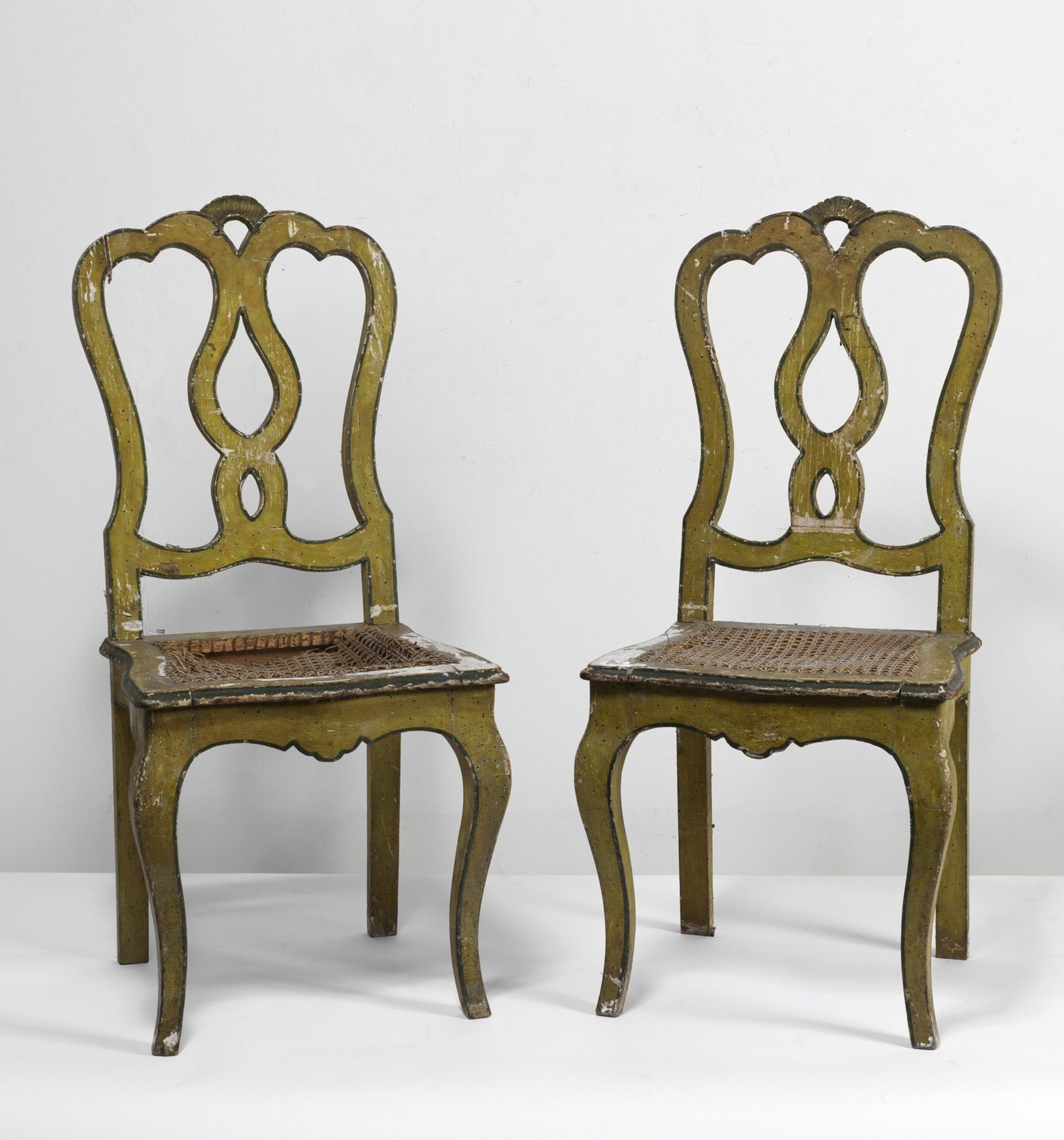 MANIFATTURA VENEZIANA DEL XVIII SECOLO Pair of chairs in lacquered wood.