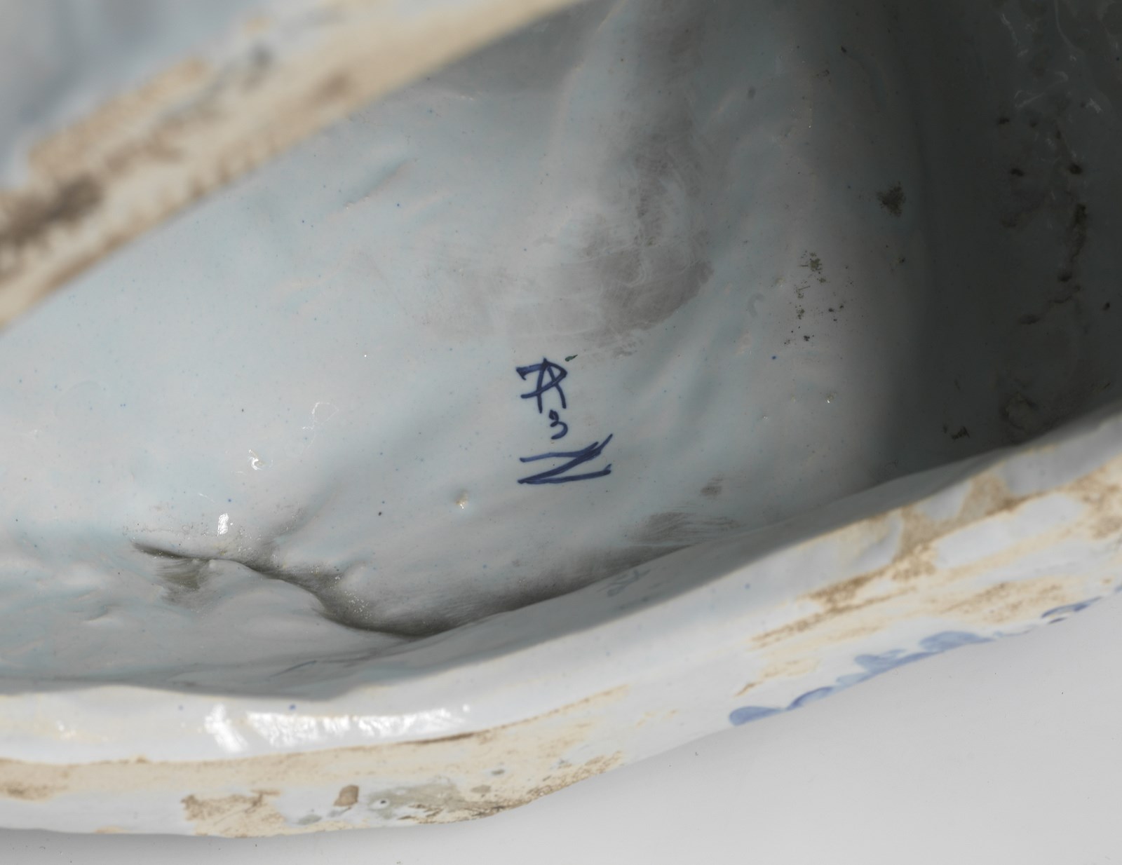 MANIFATTURA DI DELFT DEL XVIII SECOLO Rare smiling Magot statuette in blue white porcelain. - Image 4 of 4