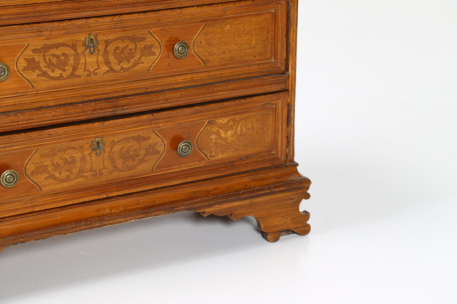 MANIFATTURA LOMBARDA DEL XVII SECOLO Dressers with three drawers in walnut wood. . - Image 4 of 7