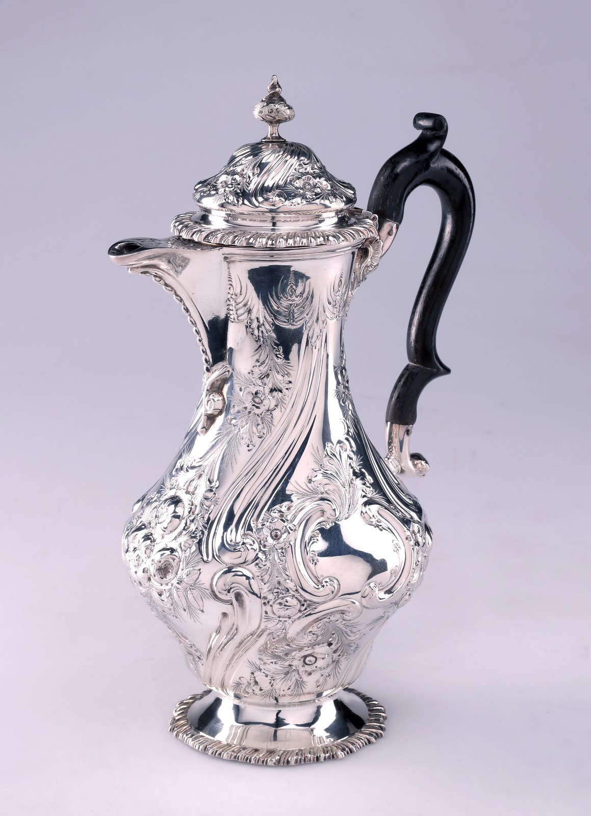 ARGENTIERE INGLESE DEL XIX SECOLO Coffee pot in chiseled and embossed silver.