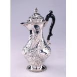 ARGENTIERE INGLESE DEL XIX SECOLO Coffee pot in chiseled and embossed silver.