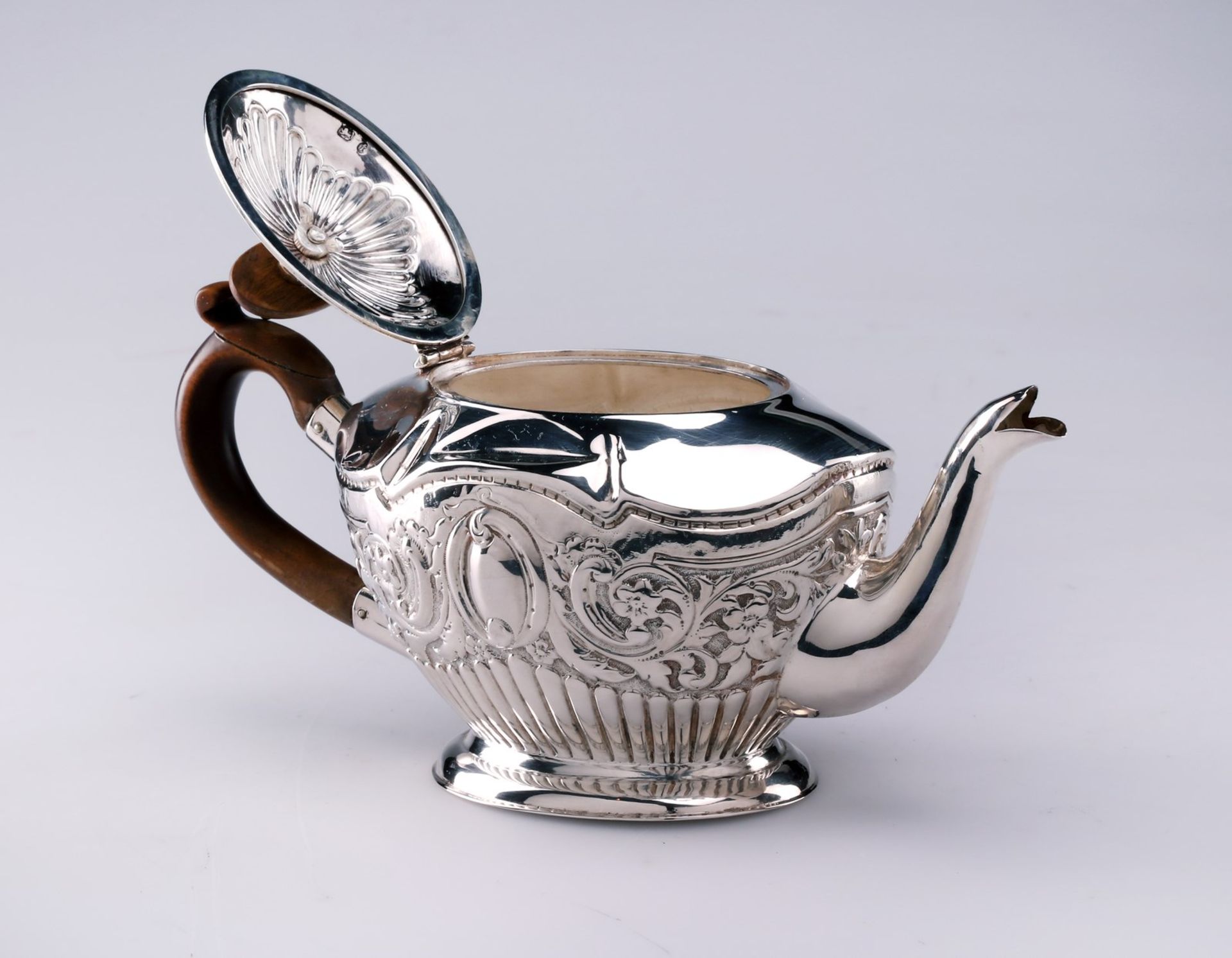 ARGENTIERE INGLESE DEL XIX SECOLO Teapot in chiseled and embossed silver. - Bild 2 aus 4